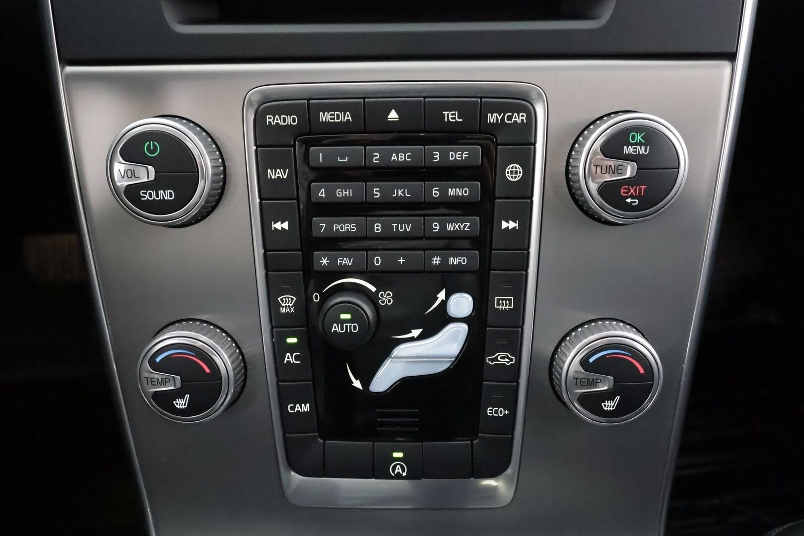 Volvo S60 2015 D4 Summum aut * Vakkari / Webasto / Muistipenkki / P.kamera / Puolinahat / Navi / Digimittaristo / Xenon / Keyless * - 1.Om Suomi-auto / Kahdet renkaat aluvanteilla / Merkkihuollettu / Huippusiisti