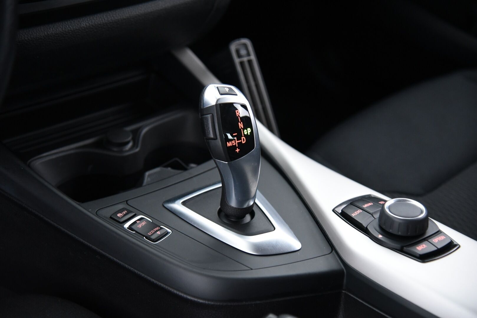 BMW 116 2014 F20 Hatchback 116i TwinPower Turbo A Business Aut / Vetokoukku / Xenon / Vakkari / P-tutka - 2x BMW:n aluvanteet / Suomi-auto / Lohkolämmitin sisäpistokkeella 