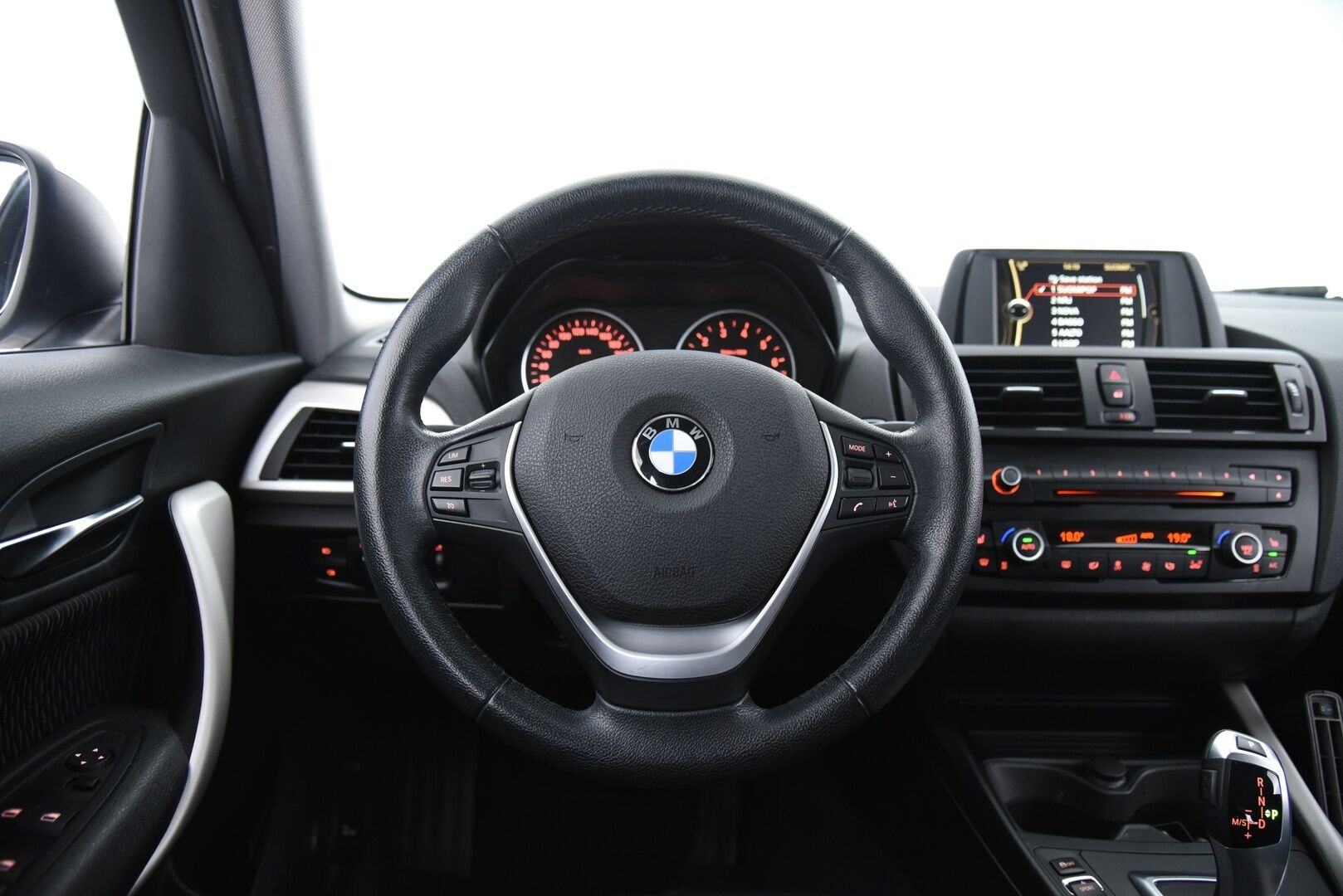 BMW 116 2014 F20 Hatchback 116i TwinPower Turbo A Business Aut / Vetokoukku / Xenon / Vakkari / P-tutka - 2x BMW:n aluvanteet / Suomi-auto / Lohkolämmitin sisäpistokkeella 