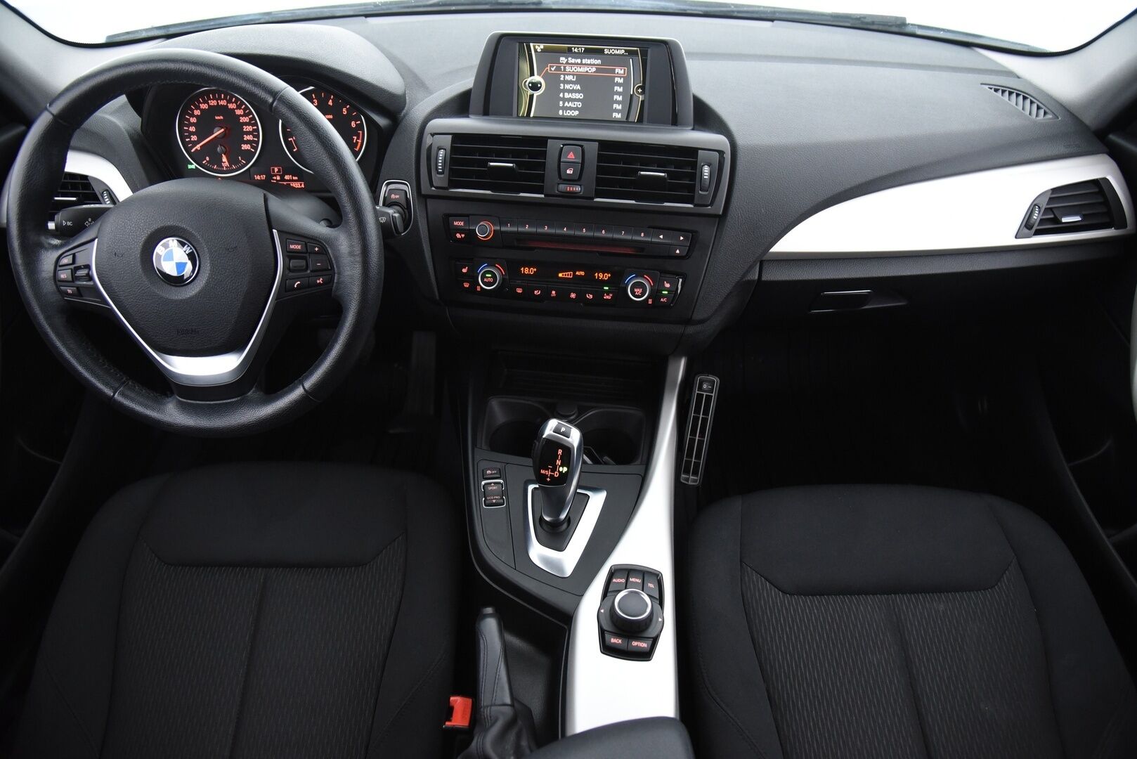 BMW 116 2014 F20 Hatchback 116i TwinPower Turbo A Business Aut / Vetokoukku / Xenon / Vakkari / P-tutka - 2x BMW:n aluvanteet / Suomi-auto / Lohkolämmitin sisäpistokkeella 