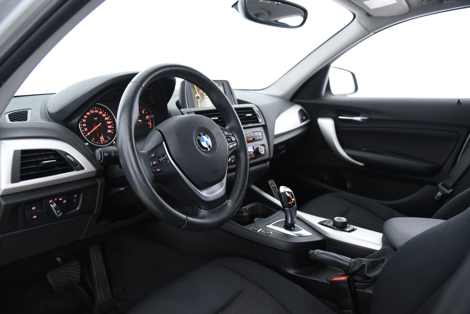 BMW 116 2014 F20 Hatchback 116i TwinPower Turbo A Business Aut / Vetokoukku / Xenon / Vakkari / P-tutka - 2x BMW:n aluvanteet / Suomi-auto / Lohkolämmitin sisäpistokkeella 