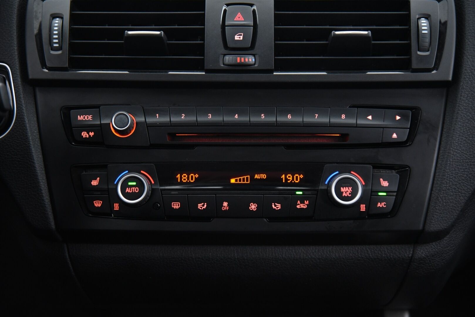 BMW 116 2014 F20 Hatchback 116i TwinPower Turbo A Business Aut / Vetokoukku / Xenon / Vakkari / P-tutka - 2x BMW:n aluvanteet / Suomi-auto / Lohkolämmitin sisäpistokkeella 