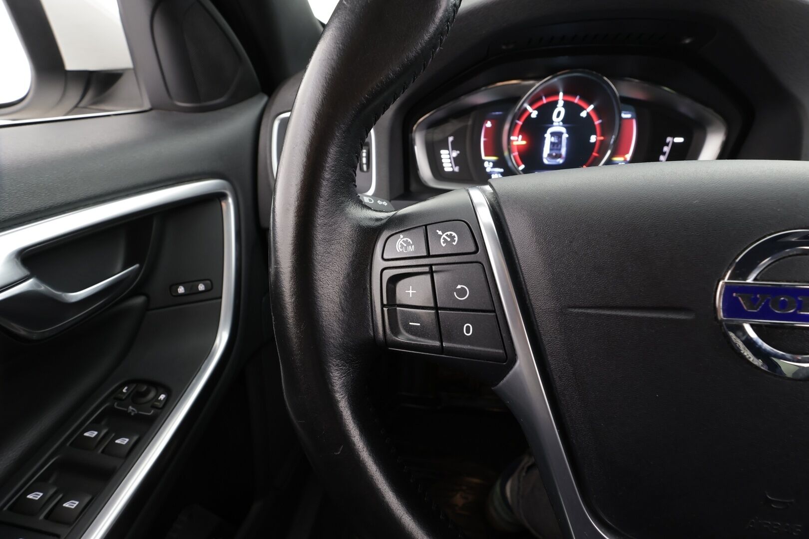 Volvo V60 2016 D4 Business aut * Suomi-auto / Vakkari / P.tutka / Webasto / Xenon / Navi / Koukku / KeylessGo / Puolinahat / Digimittaristo * - Kahdet renkaat aluvanteilla / Merkkihuollettu / Juuri huollettu - HULLUT BLACKWEEK JATKOT - KORKOTARJOUS 2,49%