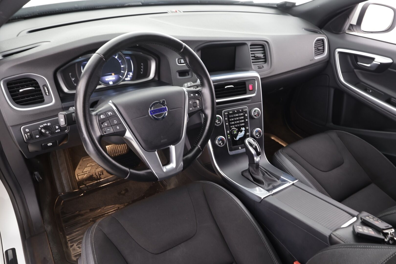 Volvo V60 2016 D4 Business aut * Suomi-auto / Vakkari / P.tutka / Webasto / Xenon / Navi / Koukku / KeylessGo / Puolinahat / Digimittaristo * - Kahdet renkaat aluvanteilla / Merkkihuollettu / Juuri huollettu - HULLUT BLACKWEEK JATKOT - KORKOTARJOUS 2,49%