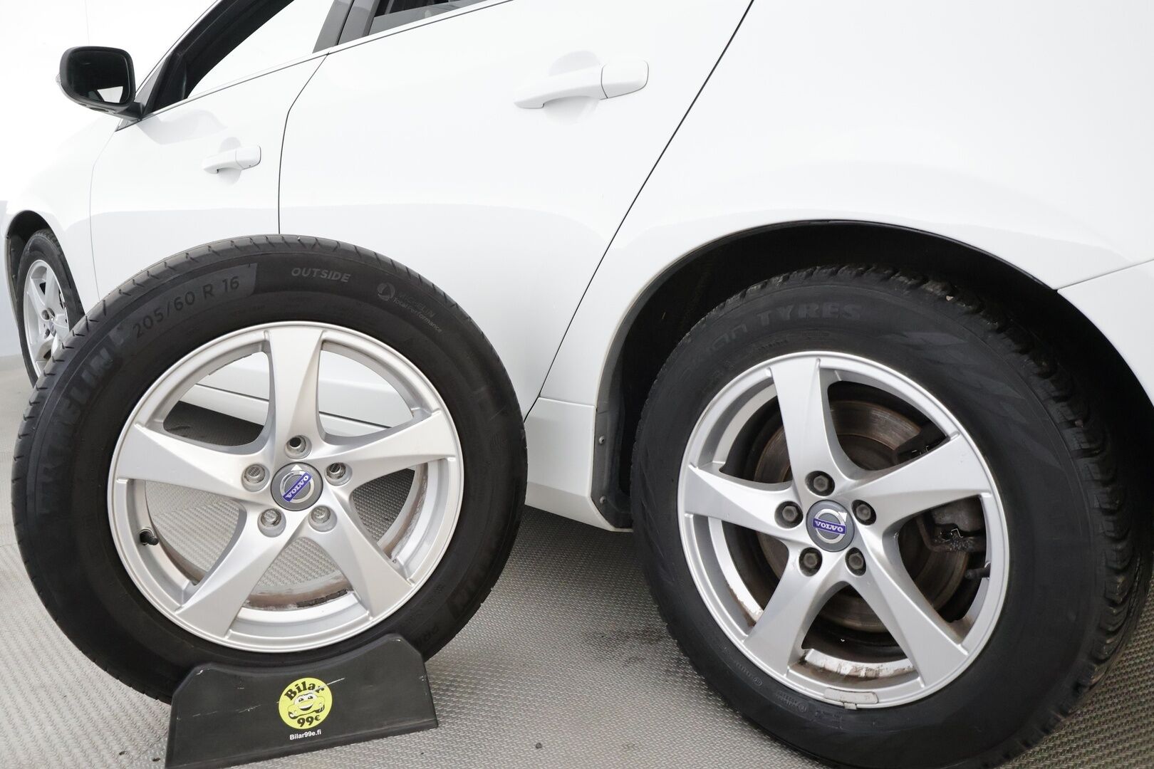 Volvo V60 2016 D4 Business aut * Suomi-auto / Vakkari / P.tutka / Webasto / Xenon / Navi / Koukku / KeylessGo / Puolinahat / Digimittaristo * - Kahdet renkaat aluvanteilla / Merkkihuollettu / Juuri huollettu - HULLUT BLACKWEEK JATKOT - KORKOTARJOUS 2,49%