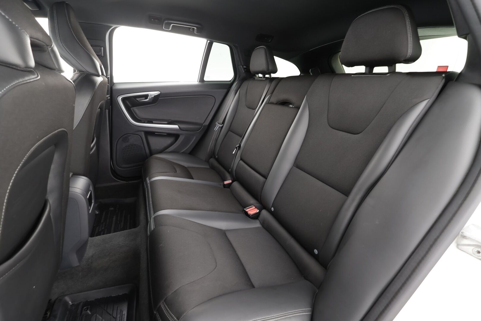 Volvo V60 2016 D4 Business aut * Suomi-auto / Vakkari / P.tutka / Webasto / Xenon / Navi / Koukku / KeylessGo / Puolinahat / Digimittaristo * - Kahdet renkaat aluvanteilla / Merkkihuollettu / Juuri huollettu - HULLUT BLACKWEEK JATKOT - KORKOTARJOUS 2,49%