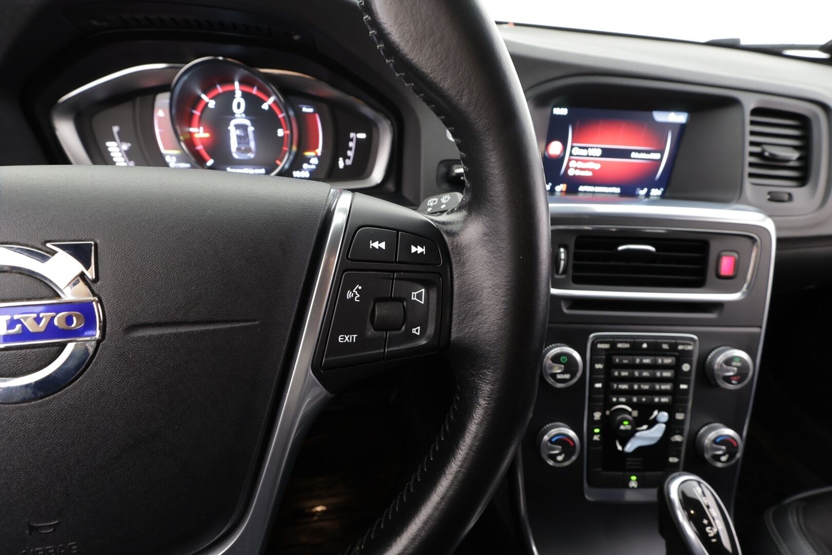 Volvo V60 2016 D4 Business aut * Suomi-auto / Vakkari / P.tutka / Webasto / Xenon / Navi / Koukku / KeylessGo / Puolinahat / Digimittaristo * - Kahdet renkaat aluvanteilla / Merkkihuollettu / Juuri huollettu - HULLUT BLACKWEEK JATKOT - KORKOTARJOUS 2,49%