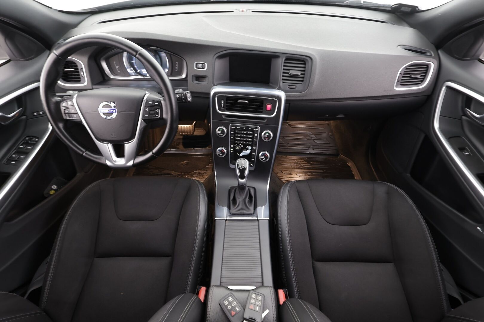 Volvo V60 2016 D4 Business aut * Suomi-auto / Vakkari / P.tutka / Webasto / Xenon / Navi / Koukku / KeylessGo / Puolinahat / Digimittaristo * - Kahdet renkaat aluvanteilla / Merkkihuollettu / Juuri huollettu - HULLUT BLACKWEEK JATKOT - KORKOTARJOUS 2,49%