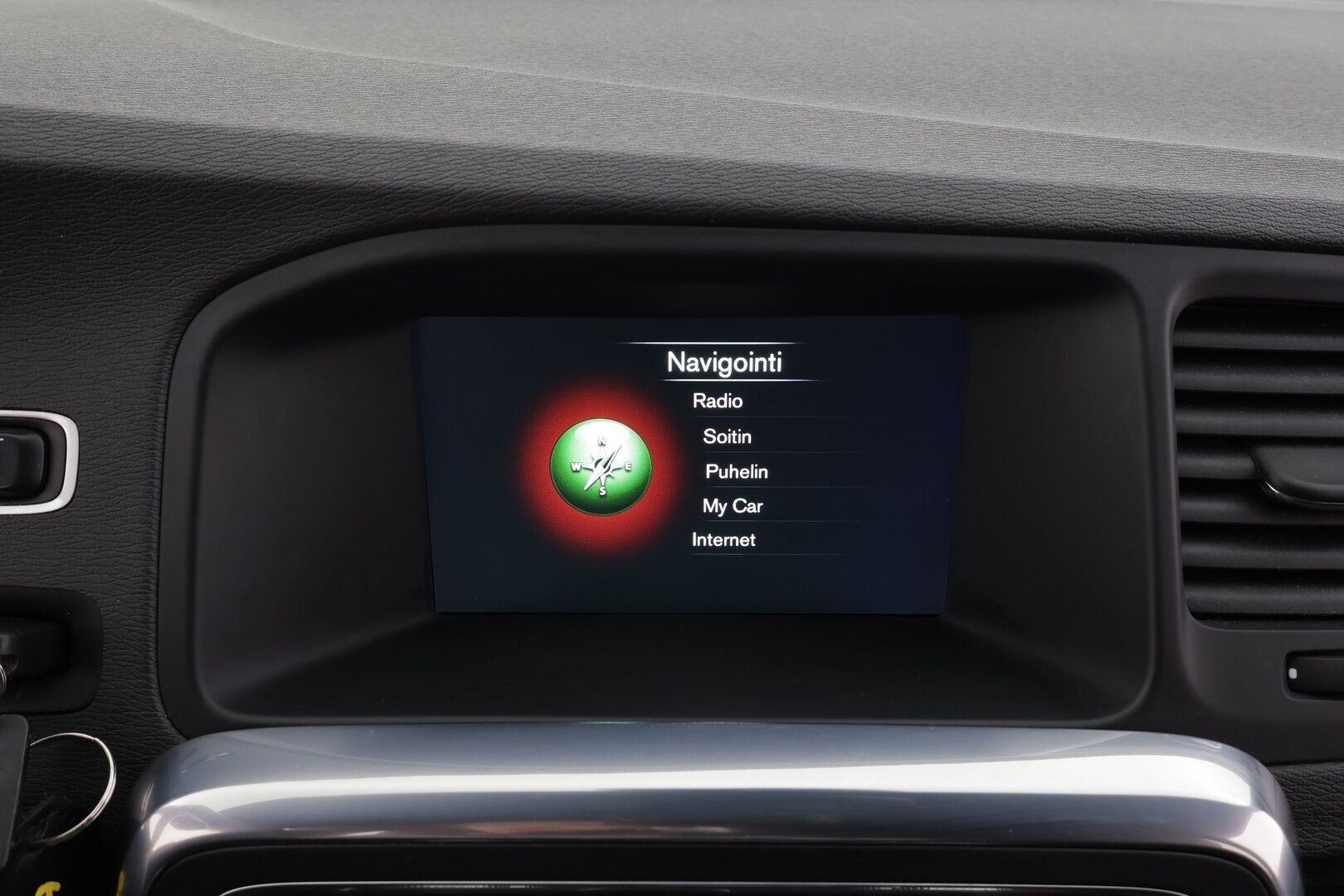 Volvo V60 2016 D4 Business aut * Suomi-auto / Vakkari / P.tutka / Webasto / Xenon / Navi / Koukku / KeylessGo / Puolinahat / Digimittaristo * - Kahdet renkaat aluvanteilla / Merkkihuollettu / Juuri huollettu - HULLUT BLACKWEEK JATKOT - KORKOTARJOUS 2,49%