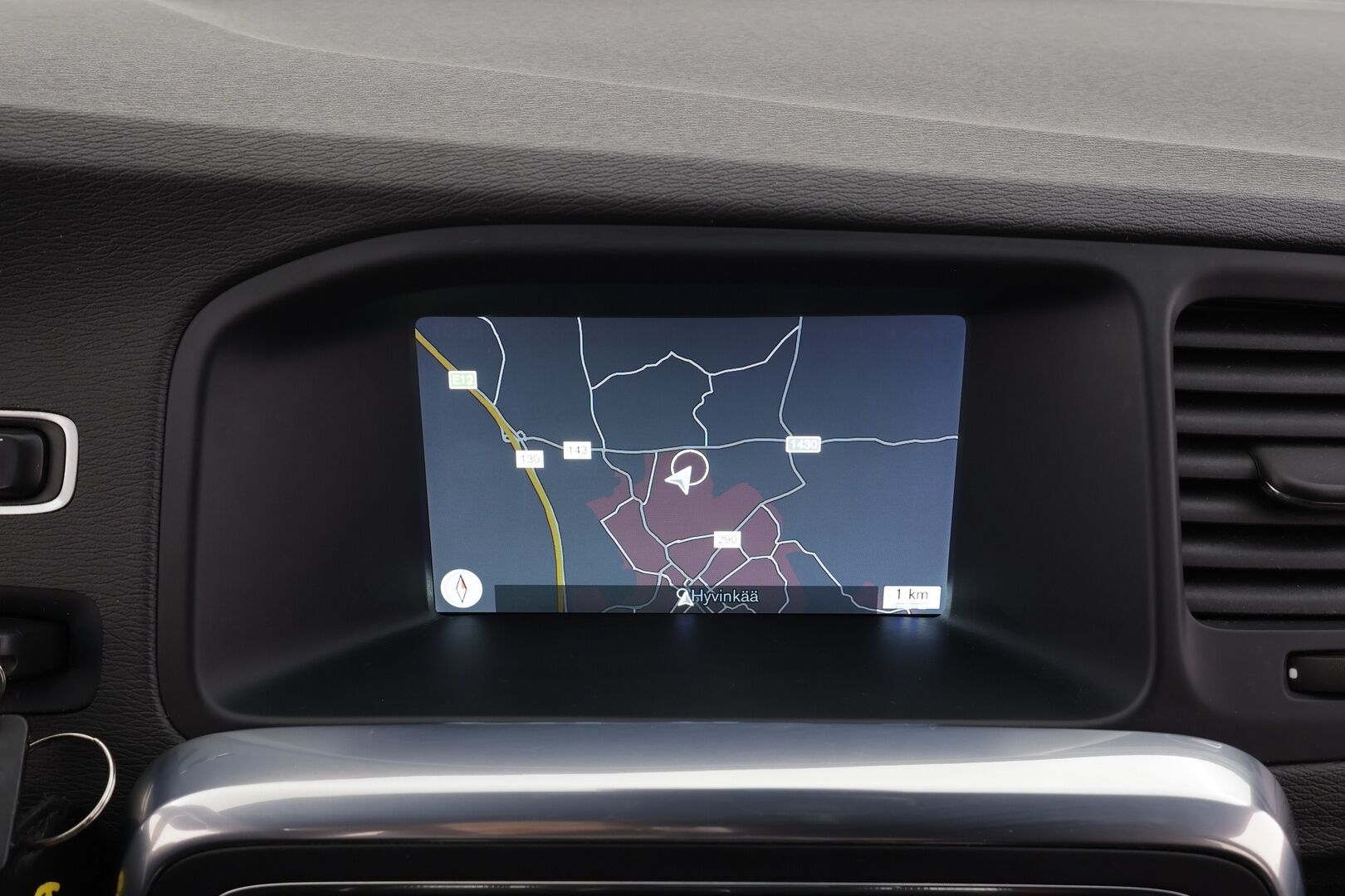 Volvo V60 2016 D4 Business aut * Suomi-auto / Vakkari / P.tutka / Webasto / Xenon / Navi / Koukku / KeylessGo / Puolinahat / Digimittaristo * - Kahdet renkaat aluvanteilla / Merkkihuollettu / Juuri huollettu - HULLUT BLACKWEEK JATKOT - KORKOTARJOUS 2,49%