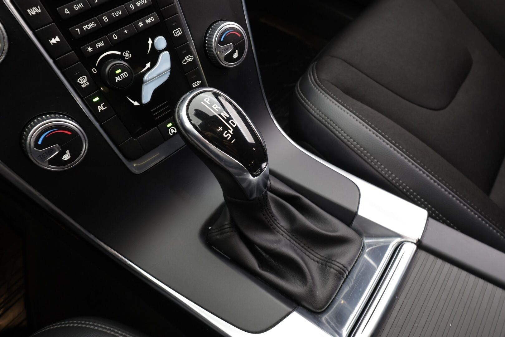 Volvo V60 2016 D4 Business aut * Suomi-auto / Vakkari / P.tutka / Webasto / Xenon / Navi / Koukku / KeylessGo / Puolinahat / Digimittaristo * - Kahdet renkaat aluvanteilla / Merkkihuollettu / Juuri huollettu - HULLUT BLACKWEEK JATKOT - KORKOTARJOUS 2,49%