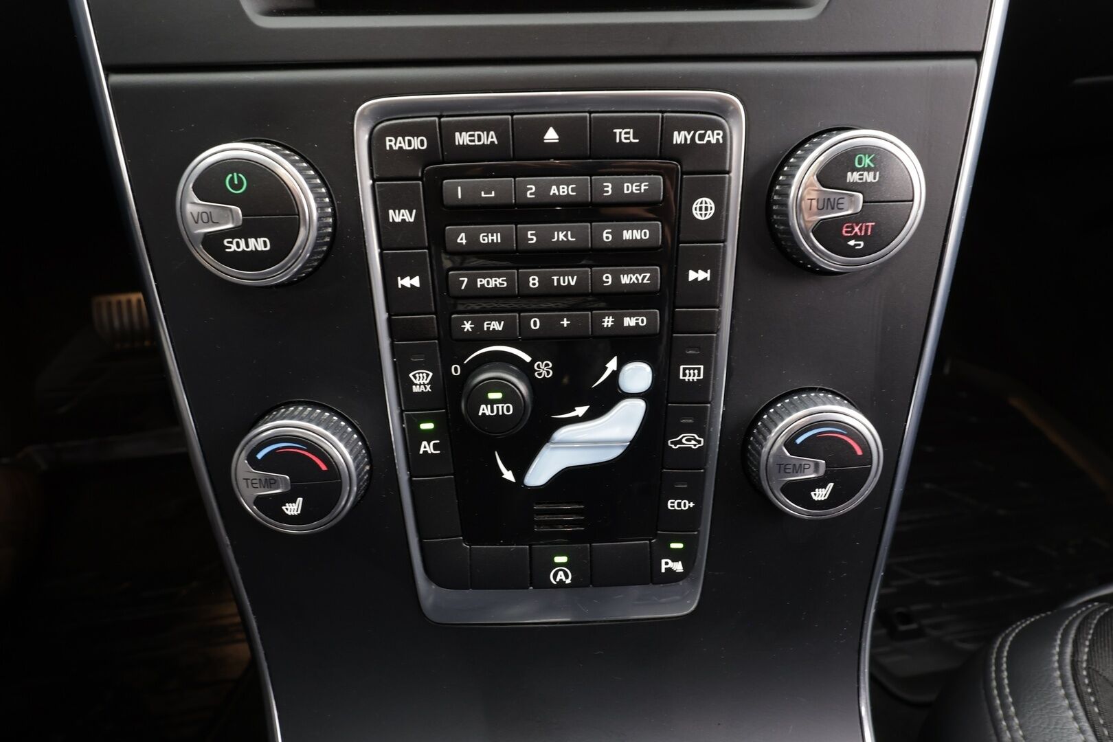 Volvo V60 2016 D4 Business aut * Suomi-auto / Vakkari / P.tutka / Webasto / Xenon / Navi / Koukku / KeylessGo / Puolinahat / Digimittaristo * - Kahdet renkaat aluvanteilla / Merkkihuollettu / Juuri huollettu - HULLUT BLACKWEEK JATKOT - KORKOTARJOUS 2,49%