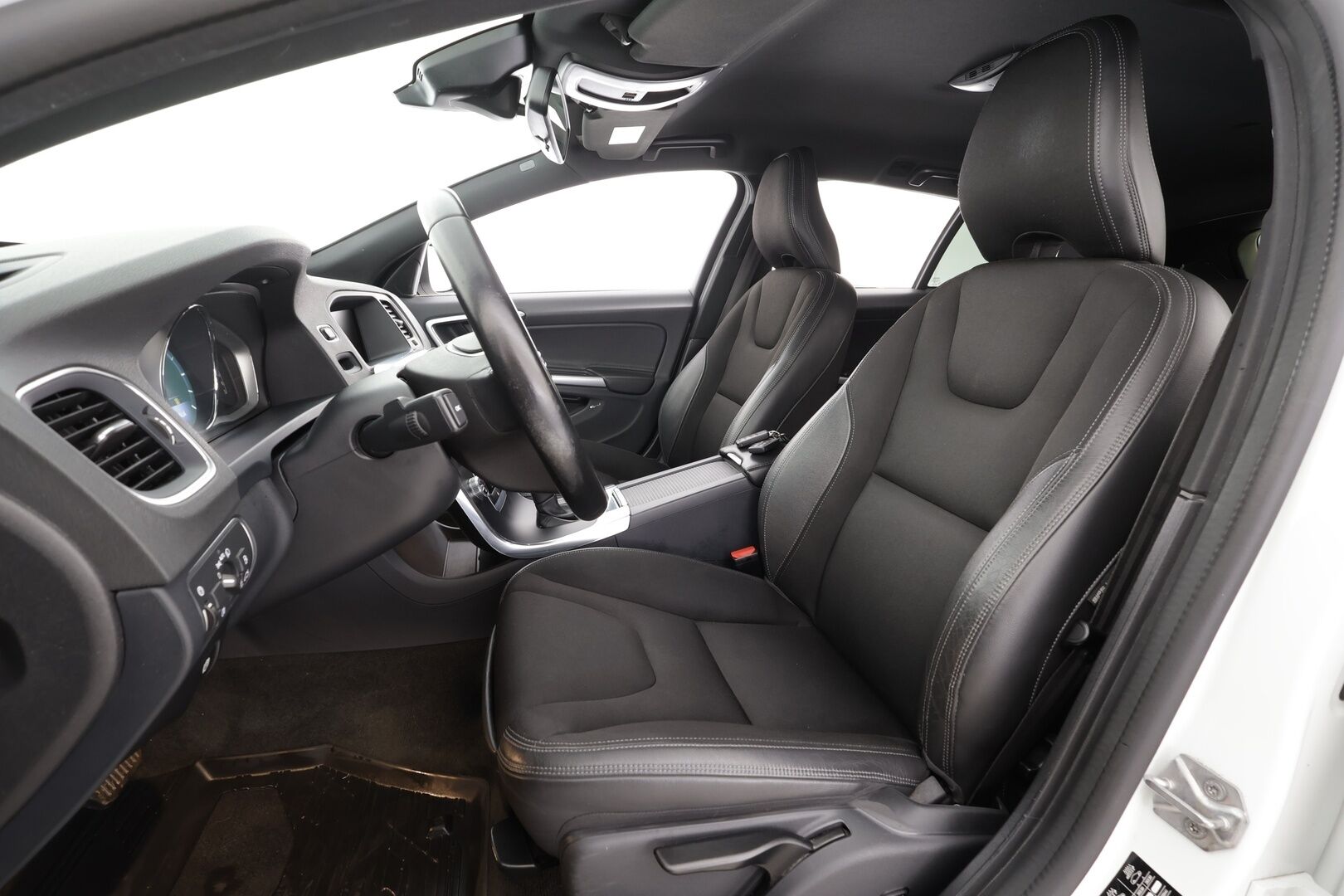 Volvo V60 2016 D4 Business aut * Suomi-auto / Vakkari / P.tutka / Webasto / Xenon / Navi / Koukku / KeylessGo / Puolinahat / Digimittaristo * - Kahdet renkaat aluvanteilla / Merkkihuollettu / Juuri huollettu - HULLUT BLACKWEEK JATKOT - KORKOTARJOUS 2,49%