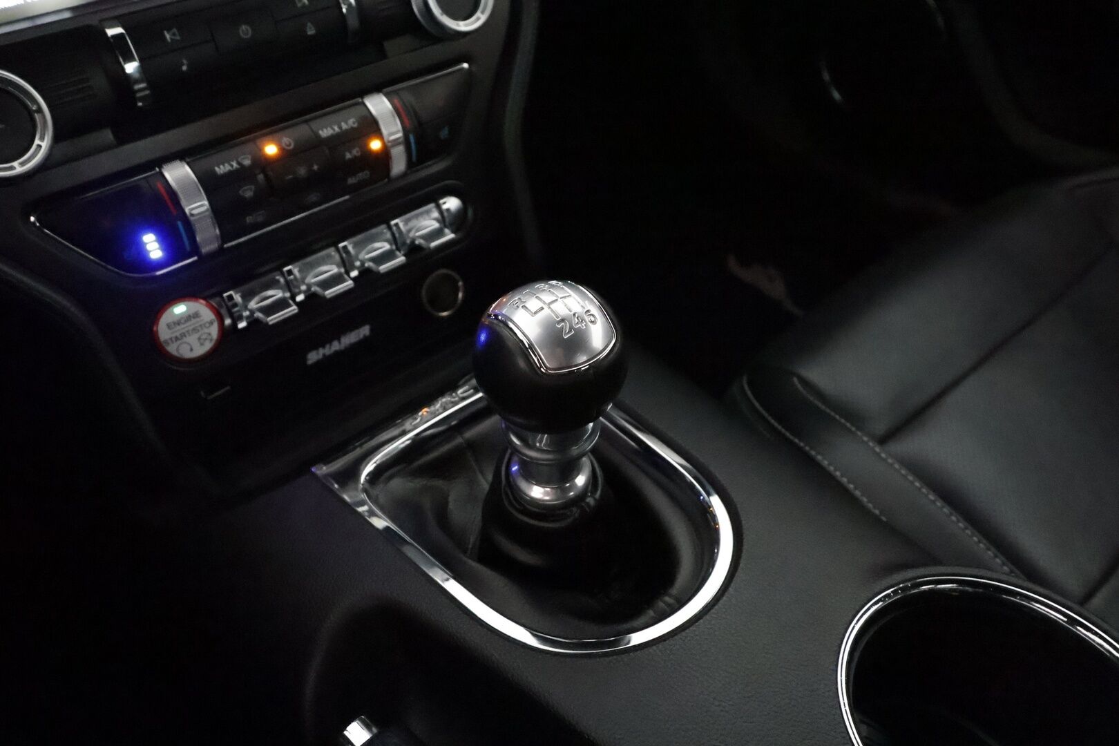 Ford Mustang 2016 5,0 V8 GT 418hv M6 Fastback** Xenon / P.kamera / Ilmastoidut nahka penkit / Keyless /  Vakkari /  Sporttipenkit ** - 2,99 % KORKOTARJOUS TÄHÄN AUTOON - 