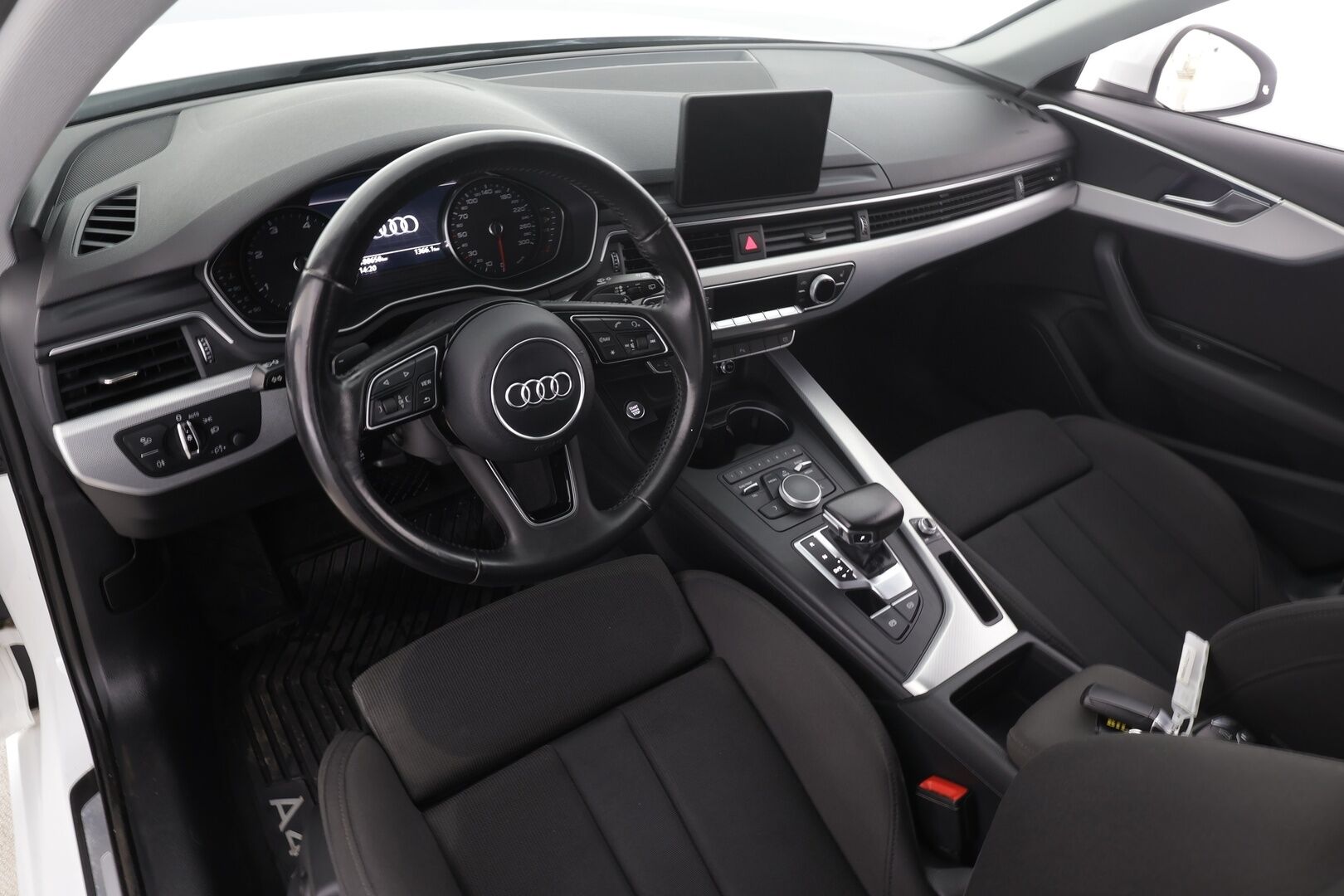Audi A4 2016 Avant Business Sport 2,0 TDI 110 kW S tronic * Webasto / Matrix LED / Vakkari / Apple&Android / Sporttipenkit / P.tutkat / Koukku * - Alletaittuva koukku / Seuraava huolto 3/2027! / 