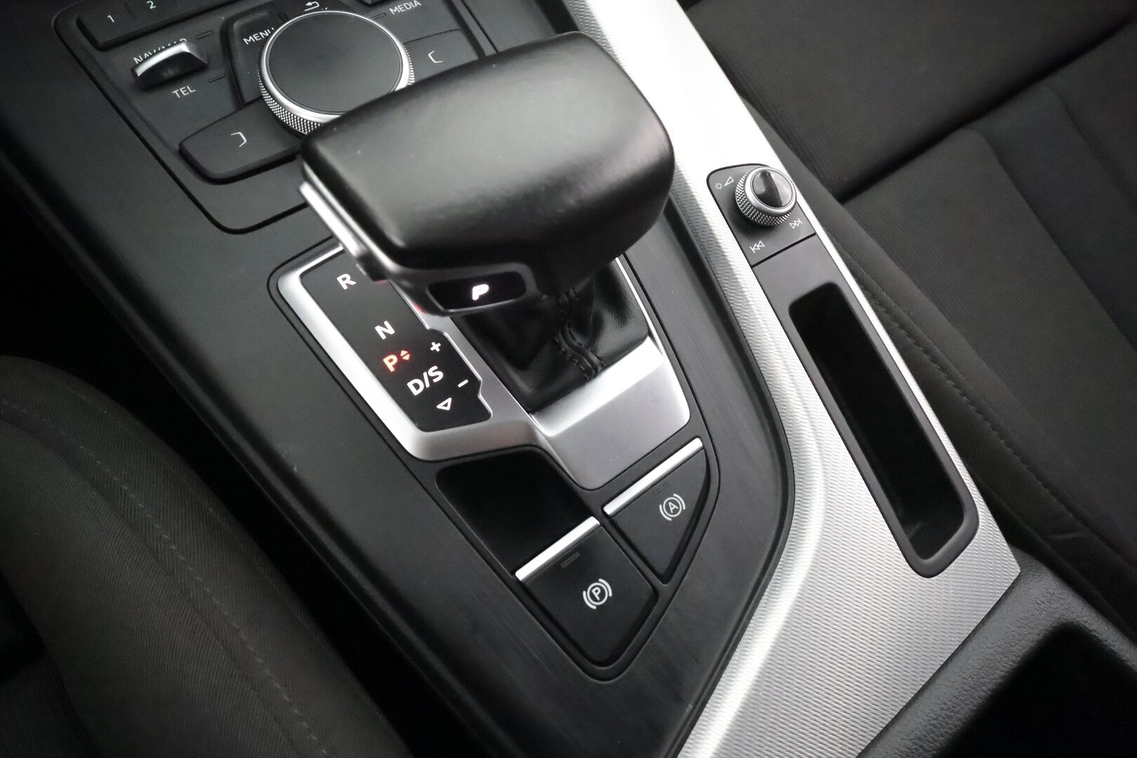 Audi A4 2016 Avant Business Sport 2,0 TDI 110 kW S tronic * Webasto / Matrix LED / Vakkari / Apple&Android / Sporttipenkit / P.tutkat / Koukku *