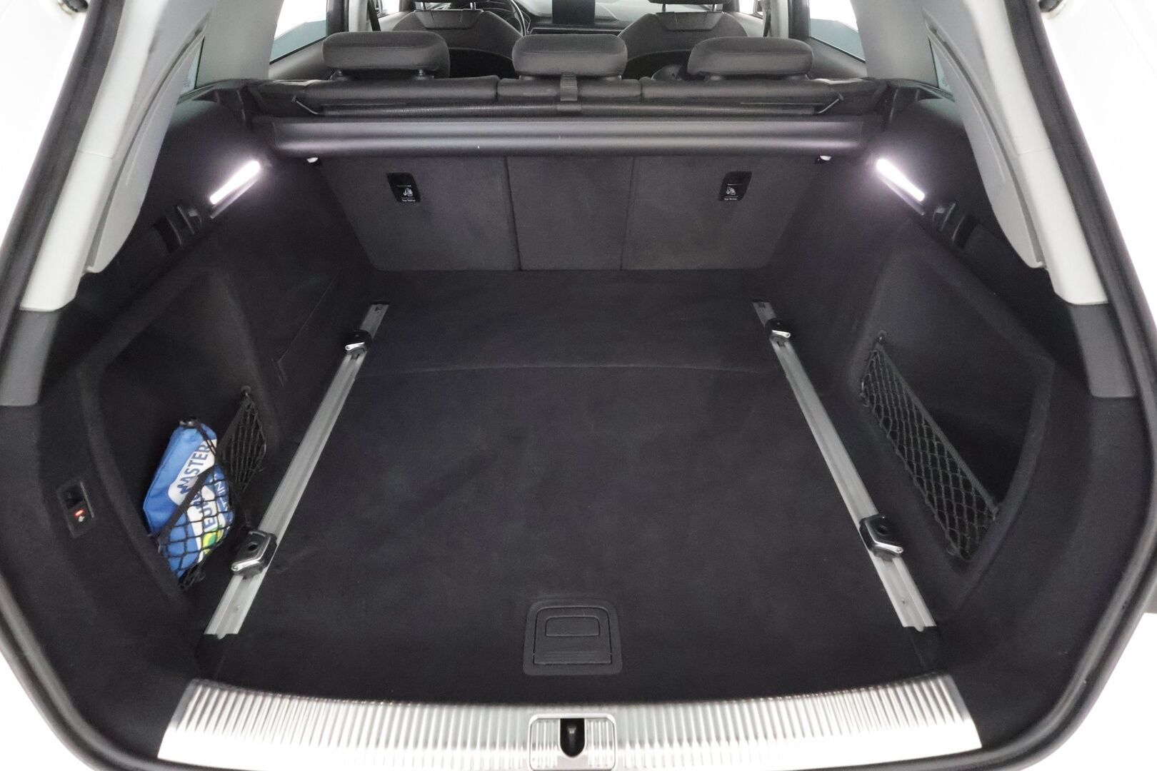 Audi A4 2016 Avant Business Sport 2,0 TDI 110 kW S tronic * Webasto / Matrix LED / Vakkari / Apple&Android / Sporttipenkit / P.tutkat / Koukku * - Alletaittuva koukku / Seuraava huolto 3/2027! / 