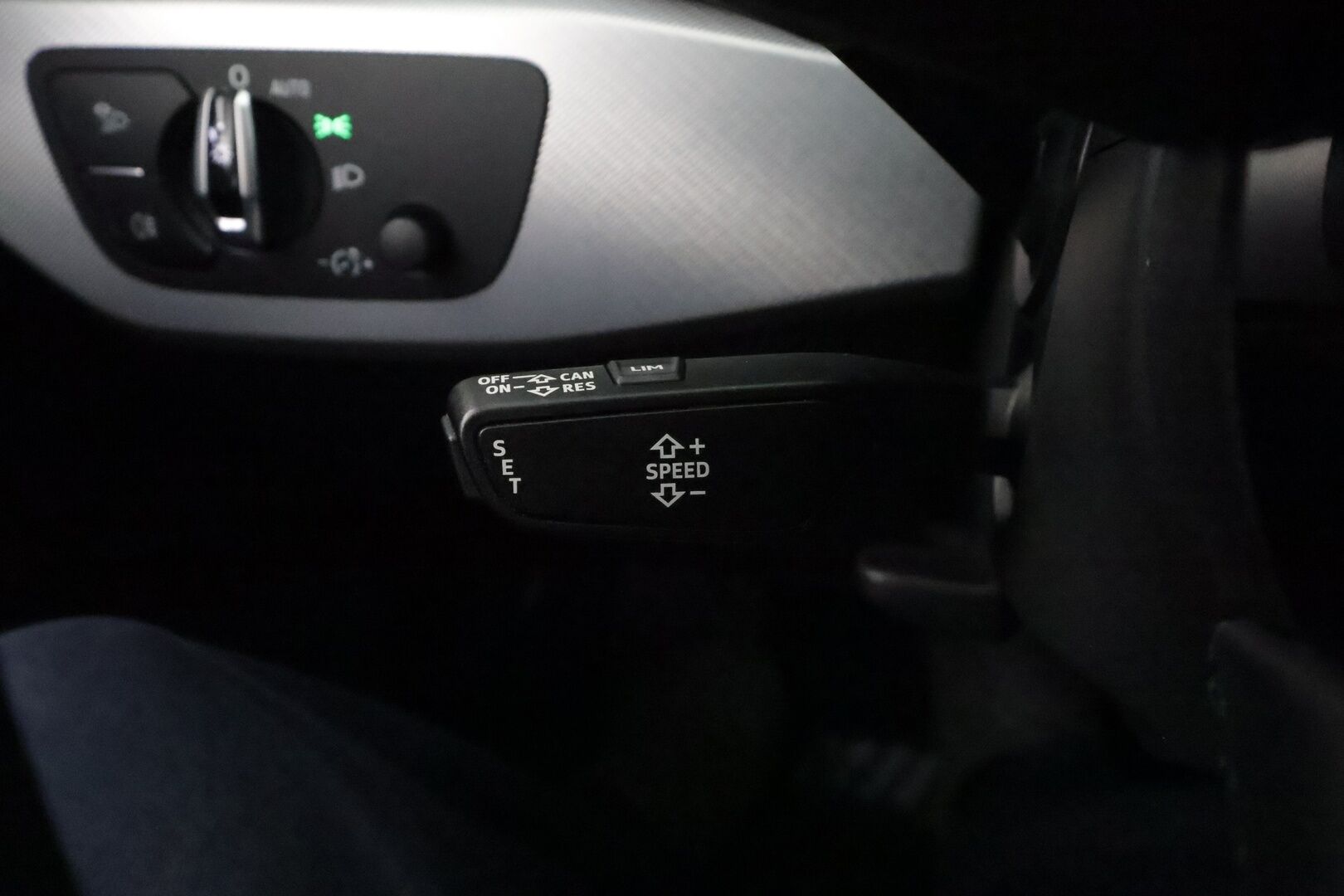 Audi A4 2016 Avant Business Sport 2,0 TDI 110 kW S tronic * Webasto / Matrix LED / Vakkari / Apple&Android / Sporttipenkit / P.tutkat / Koukku * - Alletaittuva koukku / Seuraava huolto 3/2027! / 