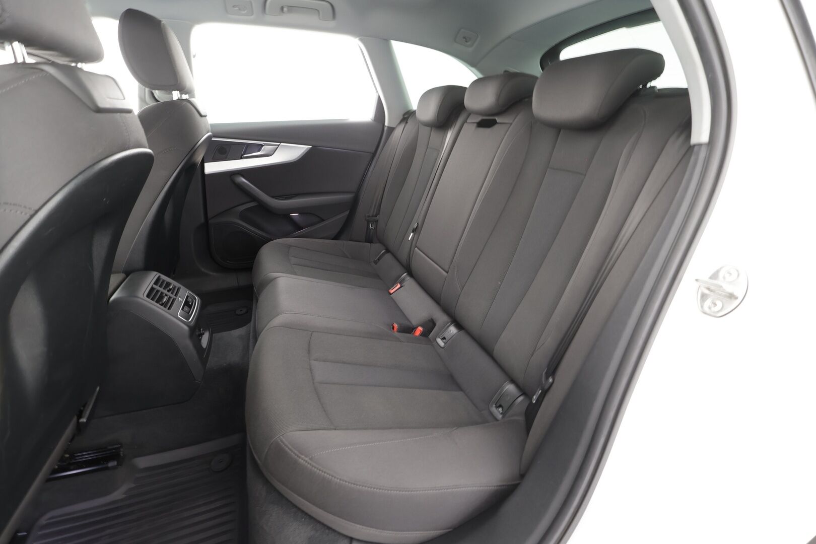 Audi A4 2016 Avant Business Sport 2,0 TDI 110 kW S tronic * Webasto / Matrix LED / Vakkari / Apple&Android / Sporttipenkit / P.tutkat / Koukku * - Alletaittuva koukku / Seuraava huolto 3/2027! / 