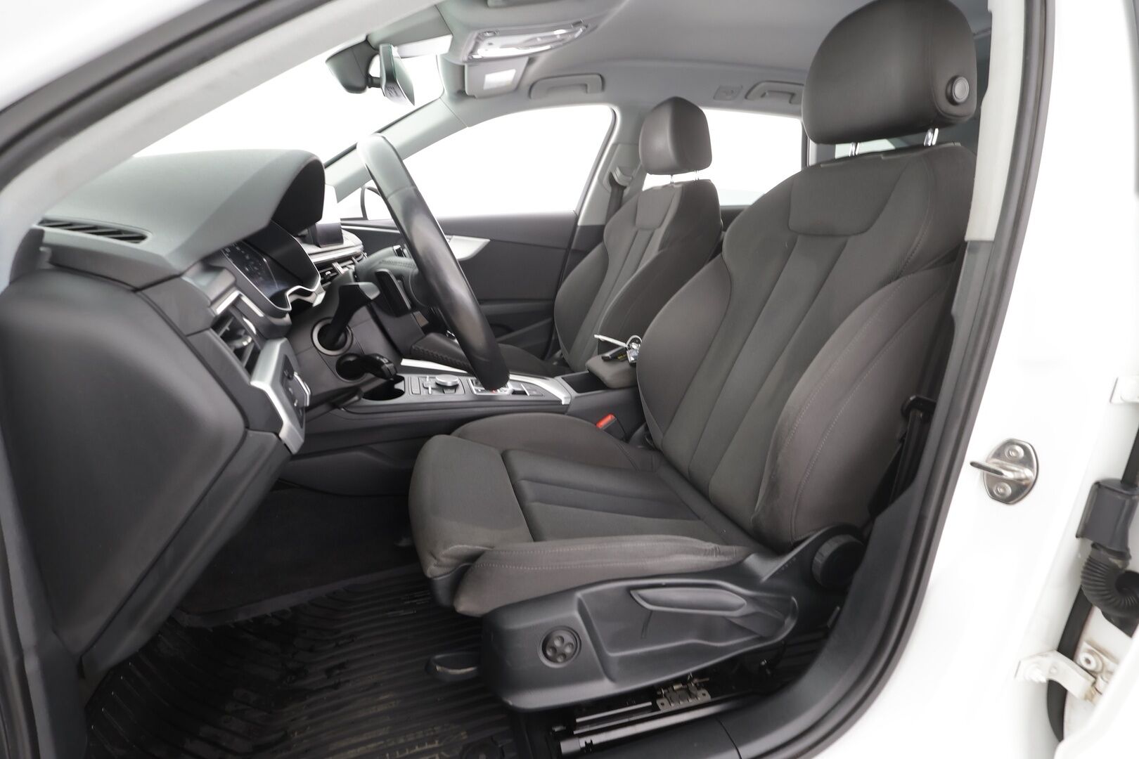 Audi A4 2016 Avant Business Sport 2,0 TDI 110 kW S tronic * Webasto / Matrix LED / Vakkari / Apple&Android / Sporttipenkit / P.tutkat / Koukku *