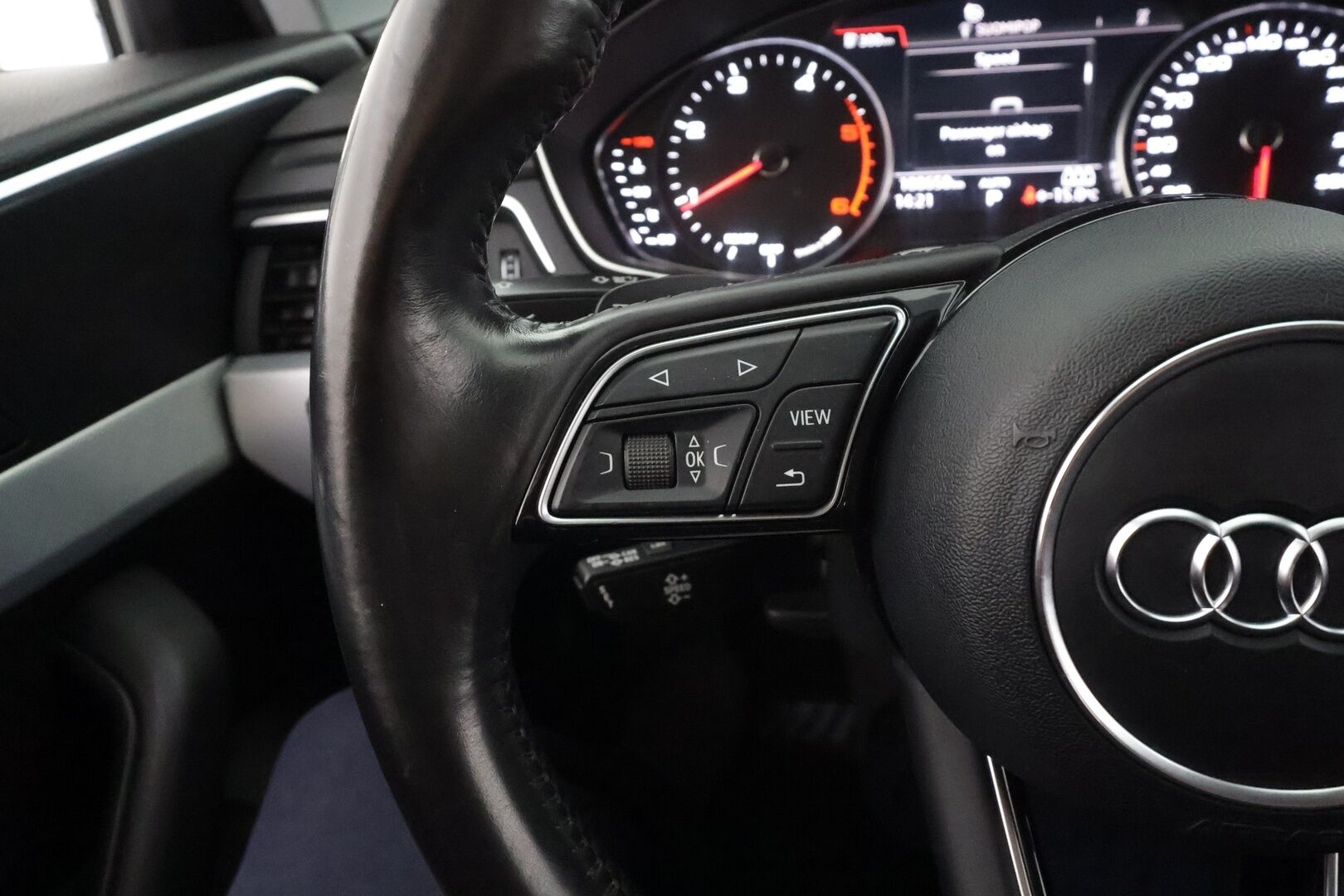 Audi A4 2016 Avant Business Sport 2,0 TDI 110 kW S tronic * Webasto / Matrix LED / Vakkari / Apple&Android / Sporttipenkit / P.tutkat / Koukku * - Alletaittuva koukku / Seuraava huolto 3/2027! / 