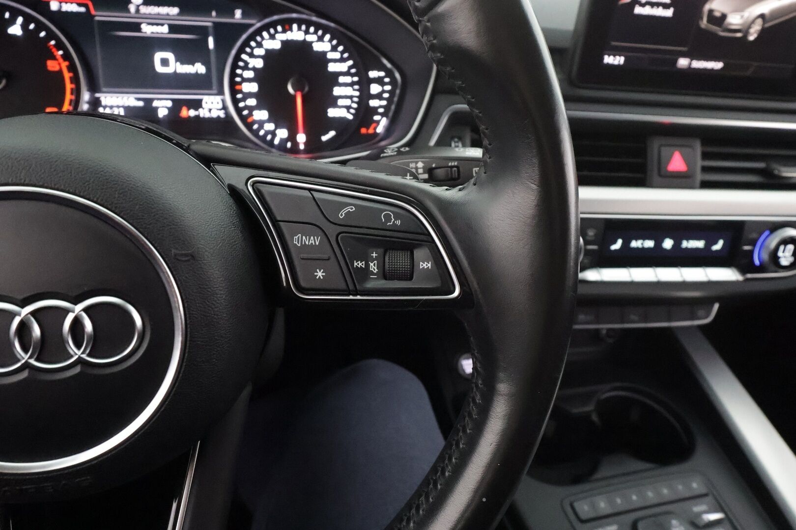 Audi A4 2016 Avant Business Sport 2,0 TDI 110 kW S tronic * Webasto / Matrix LED / Vakkari / Apple&Android / Sporttipenkit / P.tutkat / Koukku *