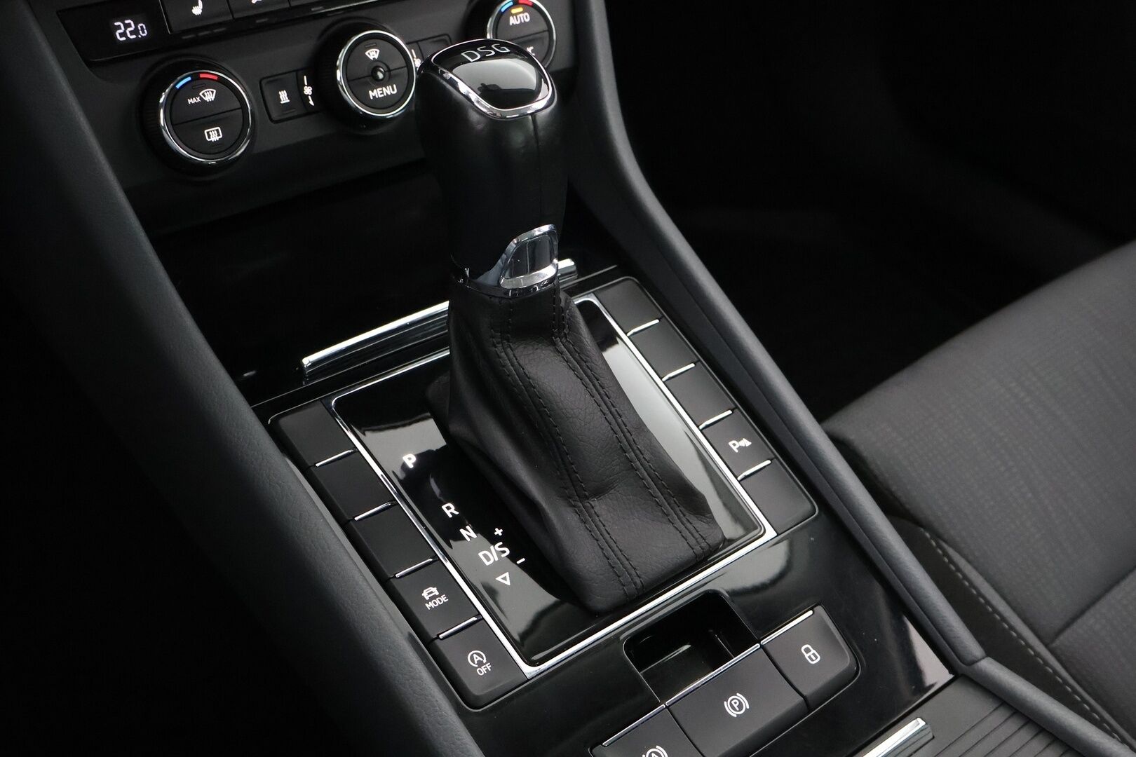 Skoda Superb 2016 2,0 TDI 150 Ambition DSG Autom. * Suomiauto / Webasto / Vetokoukku / Lohko & Sisäpistoke - Jakopää tehty / 2x Renkaat aluvantein / Juuri tullut Tampereelle! - HULLU BLACKWEEK KORKOTARJOUS 2,49%