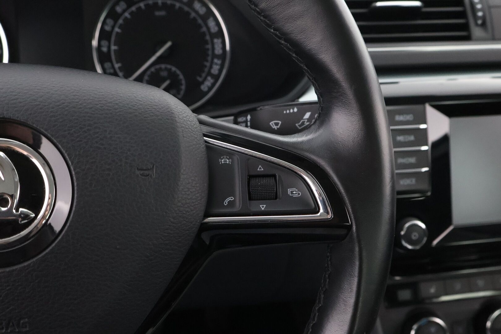 Skoda Superb 2016 2,0 TDI 150 Ambition DSG Autom. * Suomiauto / Webasto / Vetokoukku / Lohko & Sisäpistoke - Jakopää tehty / 2x Renkaat aluvantein / Juuri tullut Tampereelle! - HULLU BLACKWEEK KORKOTARJOUS 2,49%