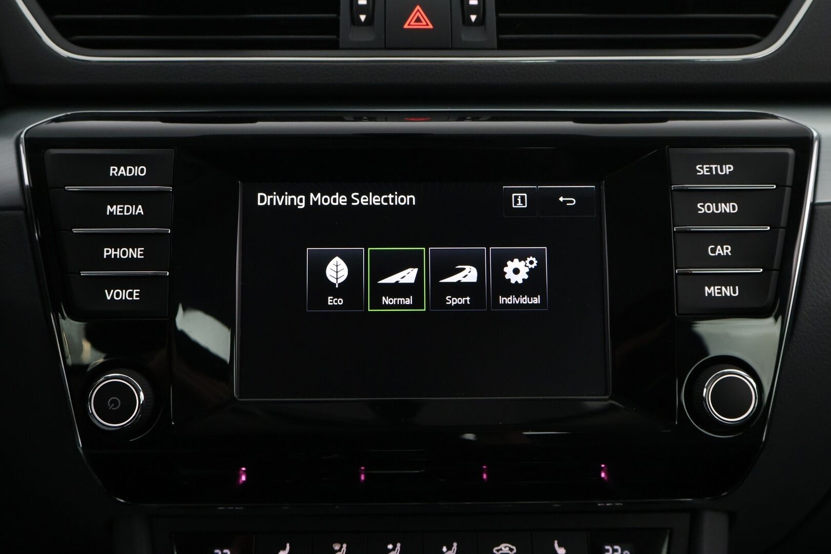 Skoda Superb 2016 2,0 TDI 150 Ambition DSG Autom. * Suomiauto / Webasto / Vetokoukku / Lohko & Sisäpistoke - Jakopää tehty / 2x Renkaat aluvantein / Juuri tullut Tampereelle! - HULLU BLACKWEEK KORKOTARJOUS 2,49%