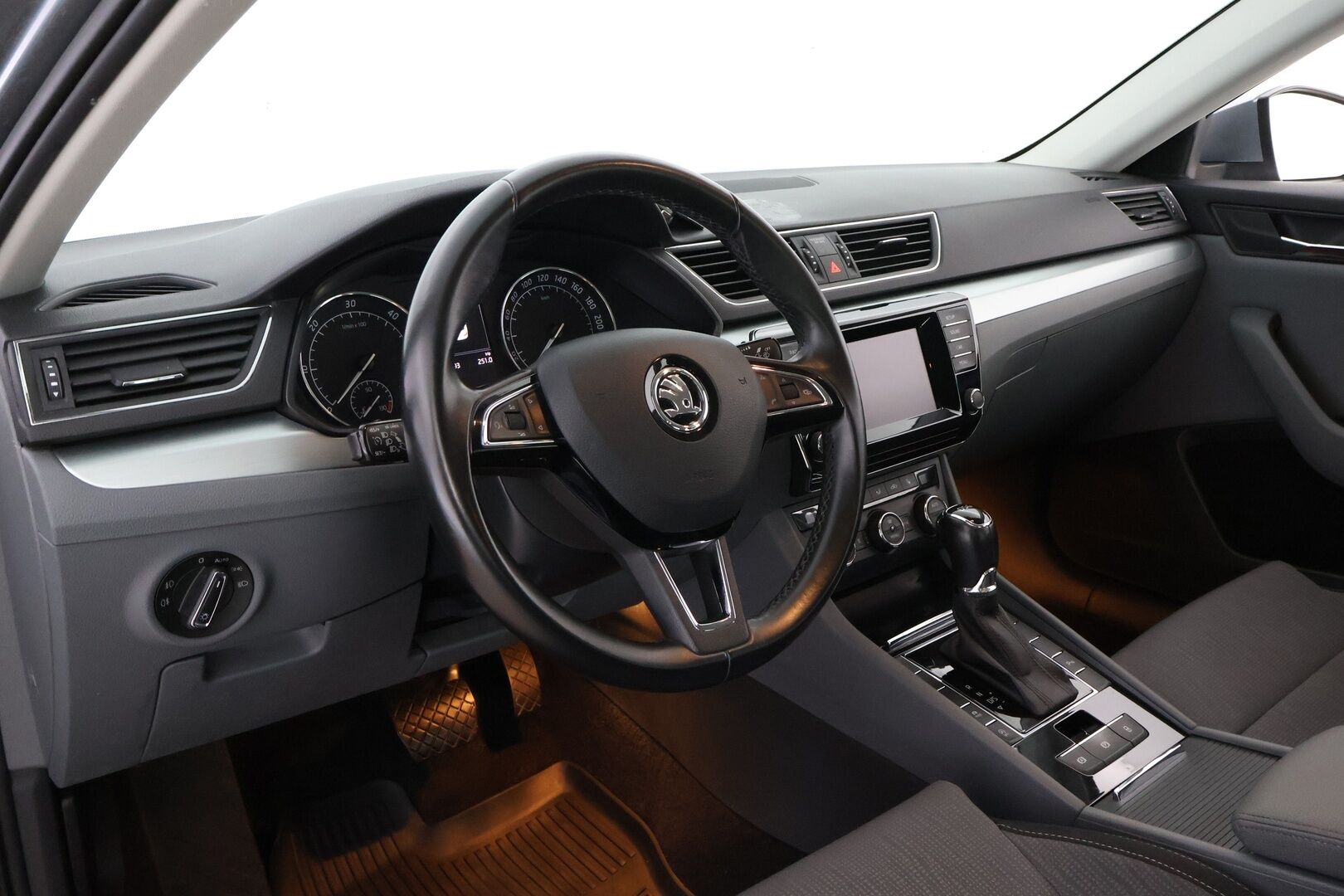 Skoda Superb 2016 2,0 TDI 150 Ambition DSG Autom. * Suomiauto / Webasto / Vetokoukku / Lohko & Sisäpistoke - Jakopää tehty / 2x Renkaat aluvantein / Juuri tullut Tampereelle!