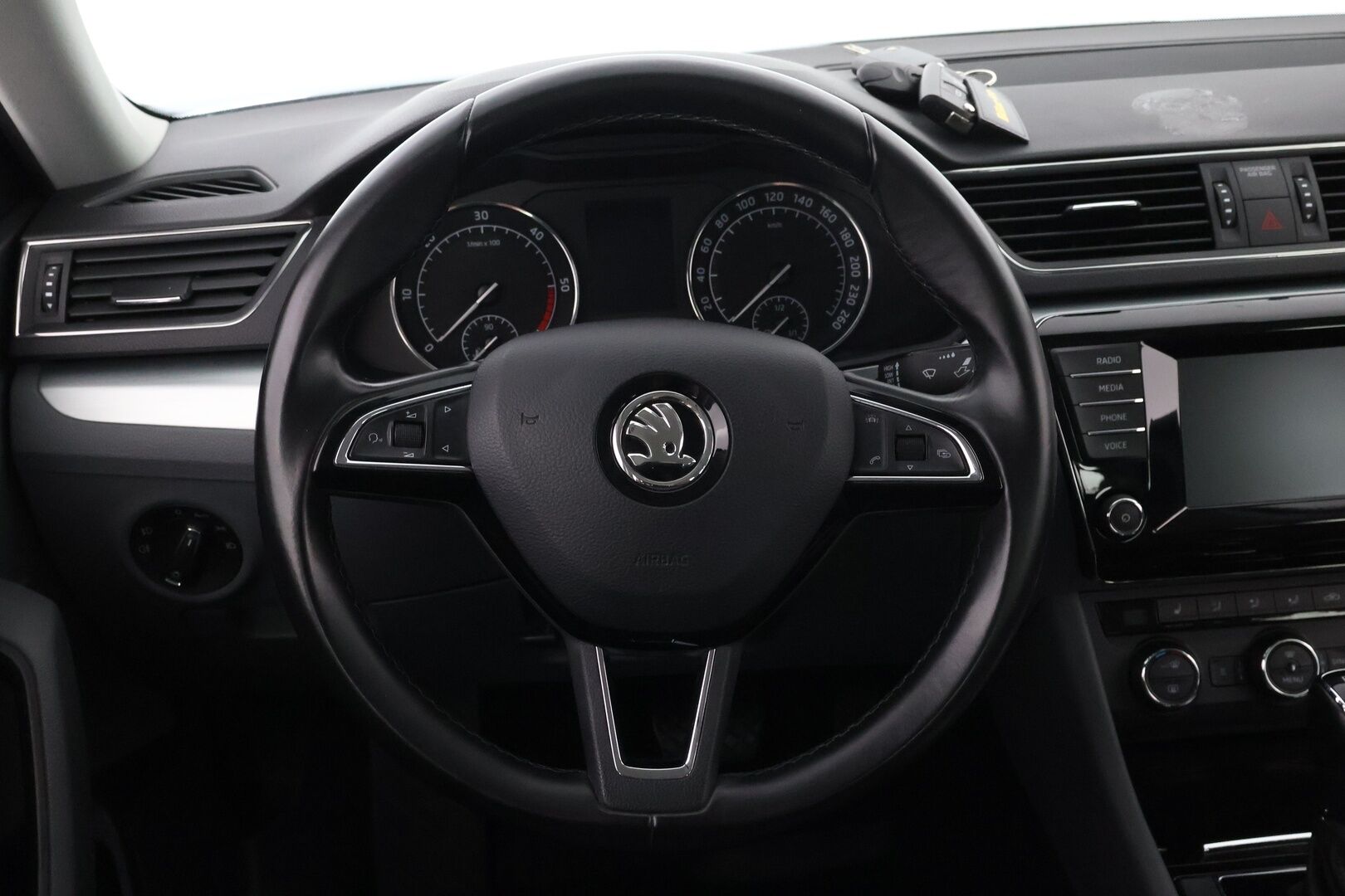 Skoda Superb 2016 2,0 TDI 150 Ambition DSG Autom. * Suomiauto / Webasto / Vetokoukku / Lohko & Sisäpistoke - Jakopää tehty / 2x Renkaat aluvantein / Juuri tullut Tampereelle! - HULLU BLACKWEEK KORKOTARJOUS 2,49%