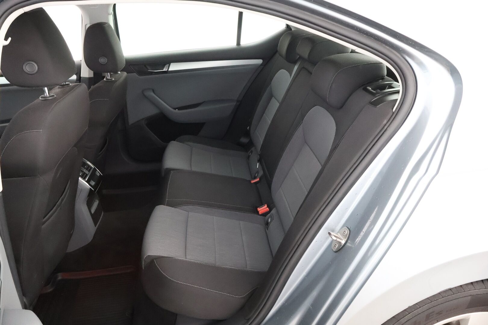Skoda Superb 2016 2,0 TDI 150 Ambition DSG Autom. * Suomiauto / Webasto / Vetokoukku / Lohko & Sisäpistoke - Jakopää tehty / 2x Renkaat aluvantein / Juuri tullut Tampereelle!