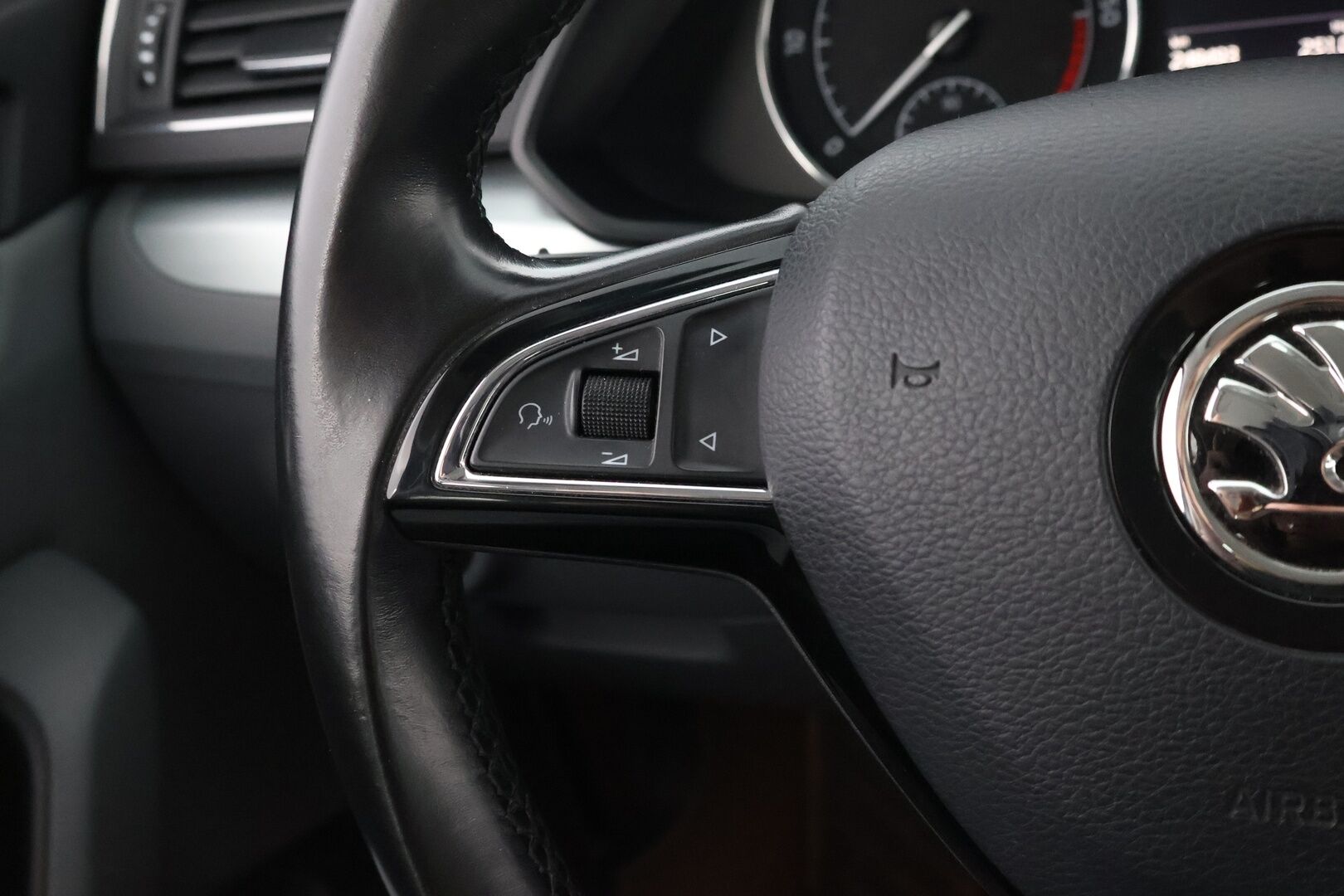 Skoda Superb 2016 2,0 TDI 150 Ambition DSG Autom. * Suomiauto / Webasto / Vetokoukku / Lohko & Sisäpistoke - Jakopää tehty / 2x Renkaat aluvantein / Juuri tullut Tampereelle! - HULLU BLACKWEEK KORKOTARJOUS 2,49%