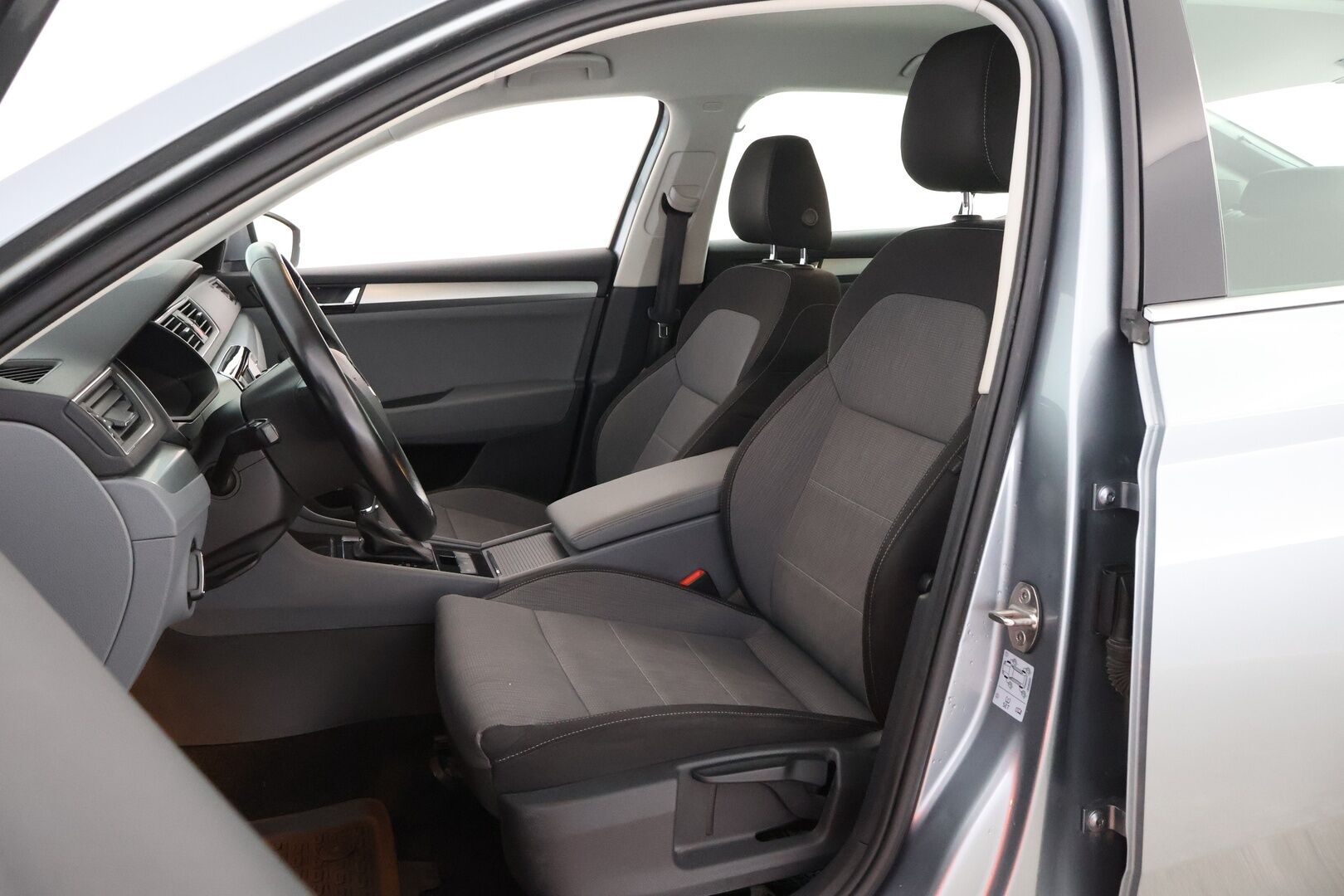 Skoda Superb 2016 2,0 TDI 150 Ambition DSG Autom. * Suomiauto / Webasto / Vetokoukku / Lohko & Sisäpistoke - Jakopää tehty / 2x Renkaat aluvantein / Juuri tullut Tampereelle! - HULLU BLACKWEEK KORKOTARJOUS 2,49%