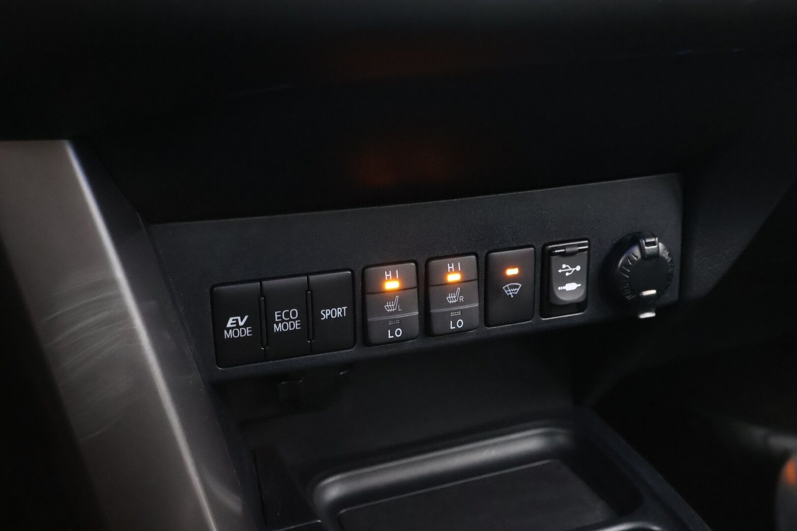 Toyota RAV4 2016 2,5 Hybrid FWD Active - Peruutuskamera / Navigointi / Merkkihuollot / LED / Sähköluukku / Suomiauto / Erittäin hyvin huollettu!