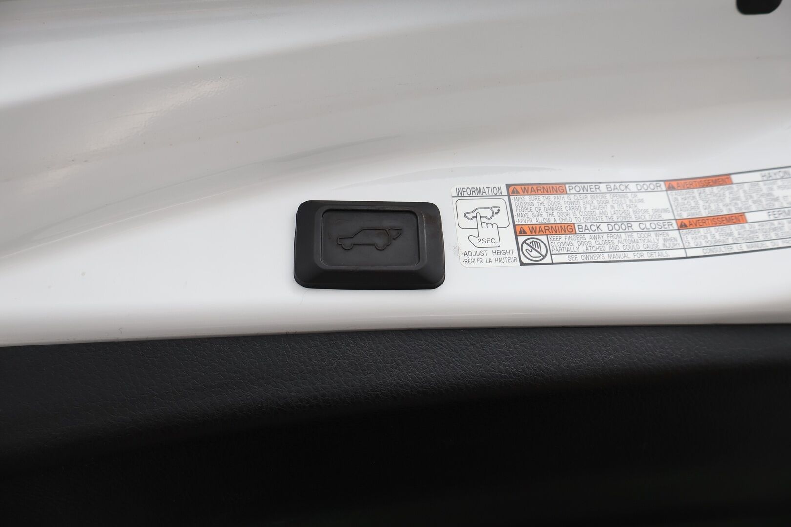 Toyota RAV4 2016 2,5 Hybrid FWD Active - Peruutuskamera / Navigointi / Merkkihuollot / LED / Sähköluukku / Suomiauto / Erittäin hyvin huollettu!