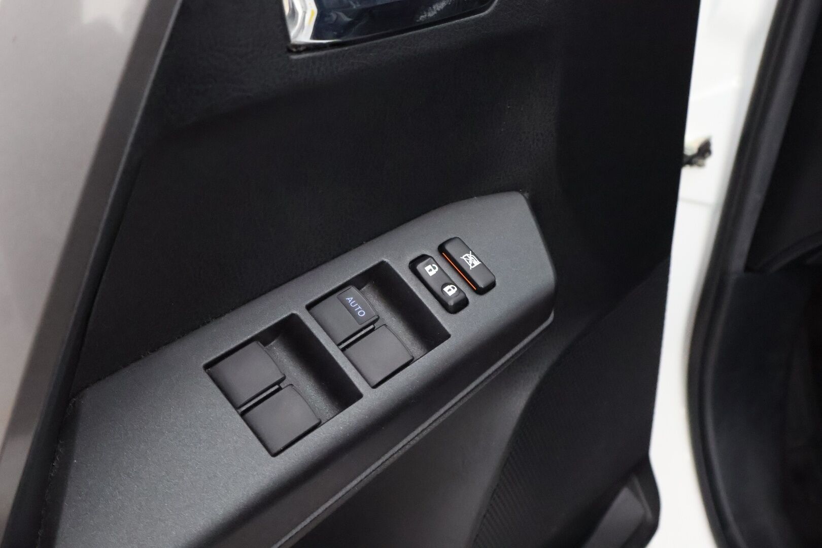Toyota RAV4 2016 2,5 Hybrid FWD Active - Peruutuskamera / Navigointi / Merkkihuollot / LED / Sähköluukku / Suomiauto / Erittäin hyvin huollettu!