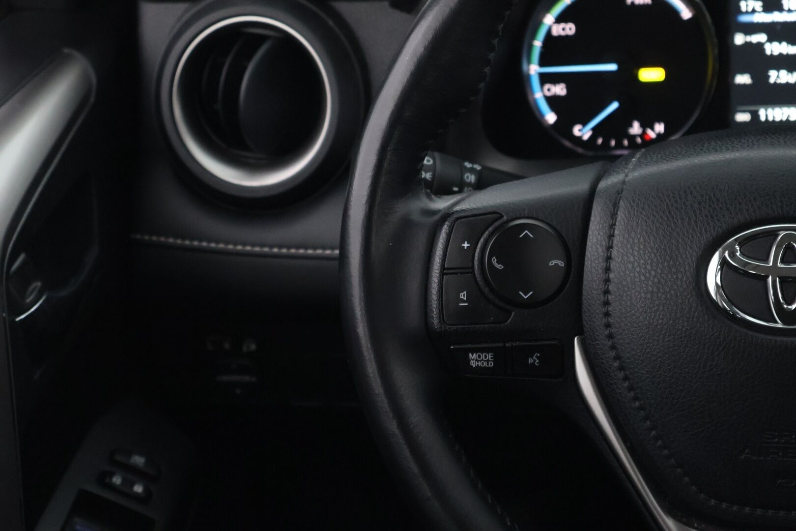 Toyota RAV4 2016 2,5 Hybrid FWD Active - Peruutuskamera / Navigointi / Merkkihuollot / LED / Sähköluukku / Suomiauto / Erittäin hyvin huollettu!