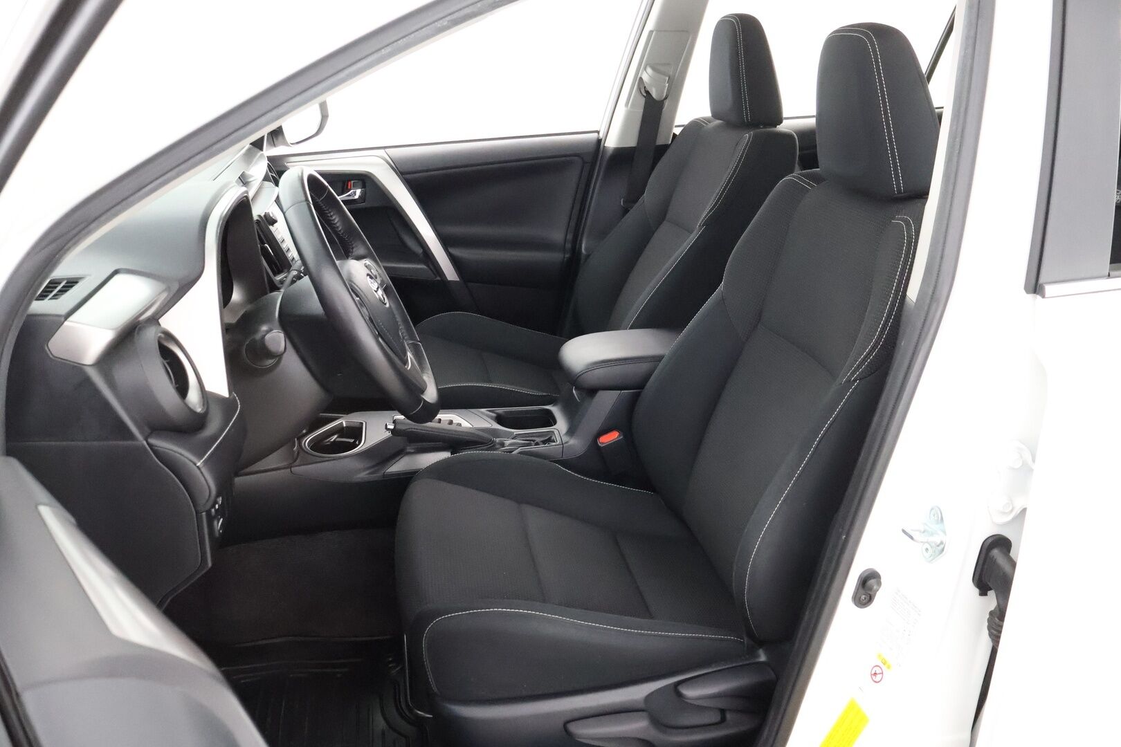 Toyota RAV4 2016 2,5 Hybrid FWD Active - Peruutuskamera / Navigointi / Merkkihuollot / LED / Sähköluukku / Suomiauto / Erittäin hyvin huollettu!