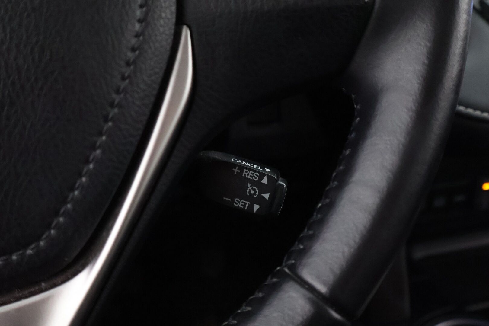 Toyota RAV4 2016 2,5 Hybrid FWD Active - Peruutuskamera / Navigointi / Merkkihuollot / LED / Sähköluukku / Suomiauto / Erittäin hyvin huollettu!