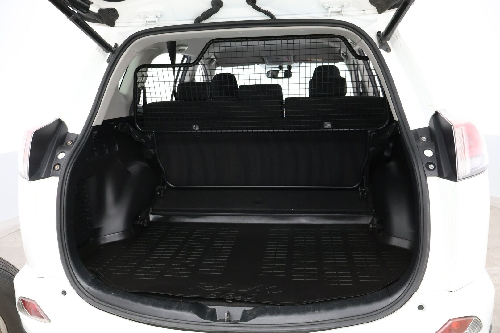 Toyota RAV4 2016 2,5 Hybrid FWD Active - Peruutuskamera / Navigointi / Merkkihuollot / LED / Sähköluukku / Suomiauto / Erittäin hyvin huollettu!