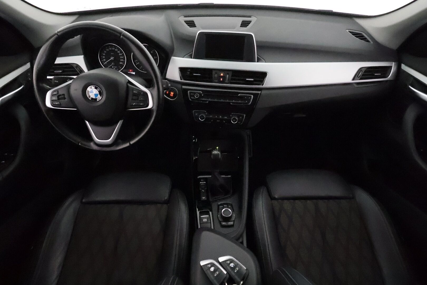 BMW X1 2016 F48 xDrive18d A Business xLine *Sporttipenkit / ComfortAccess / P.kamera / Vakkari / Lohkolämmitin / Koukku* - Suomi-auto / Kahdet renkaat aluvanteilla
