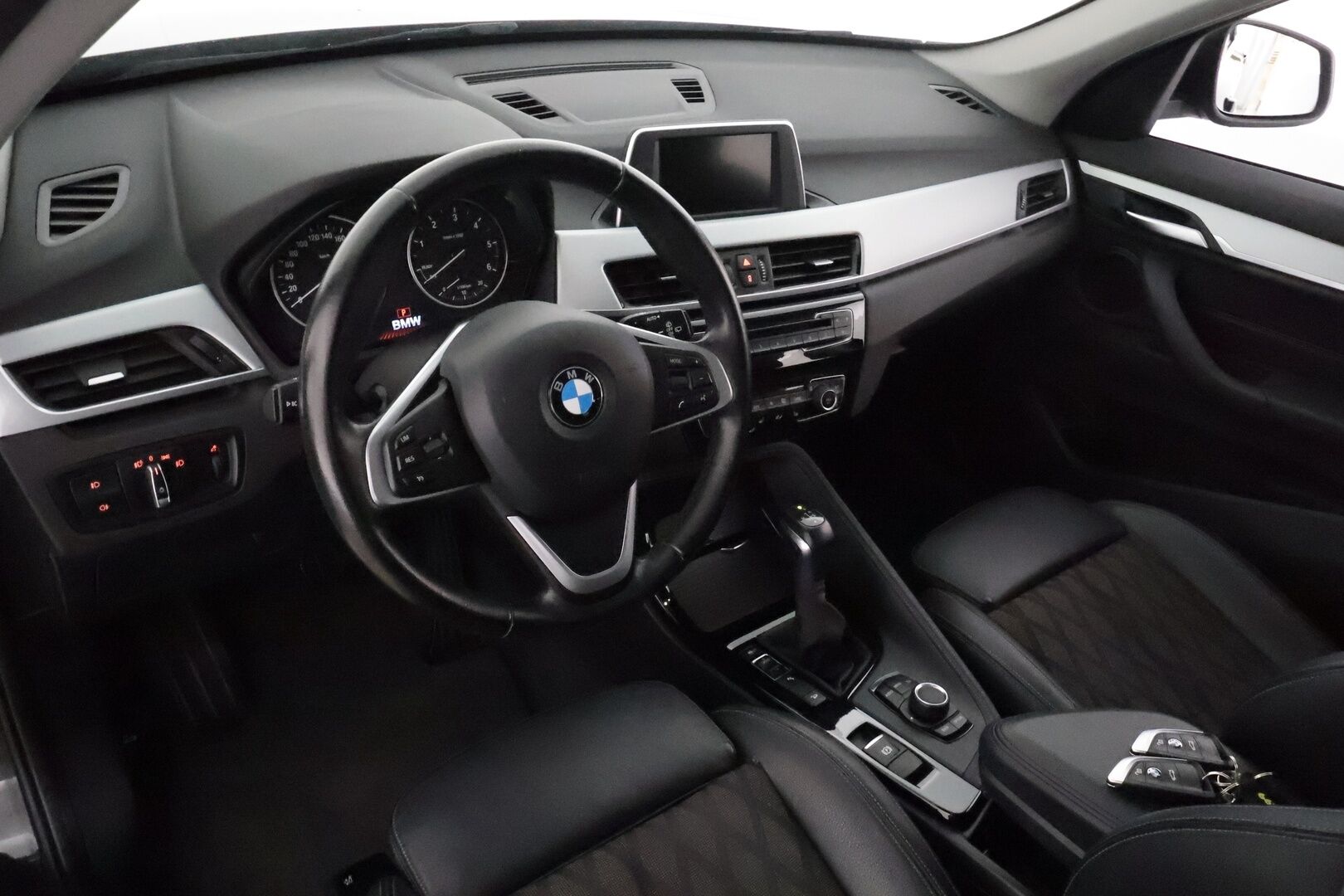 BMW X1 2016 F48 xDrive18d A Business xLine *Sporttipenkit / ComfortAccess / P.kamera / Vakkari / Lohkolämmitin / Koukku* - Suomi-auto / Kahdet renkaat aluvanteilla