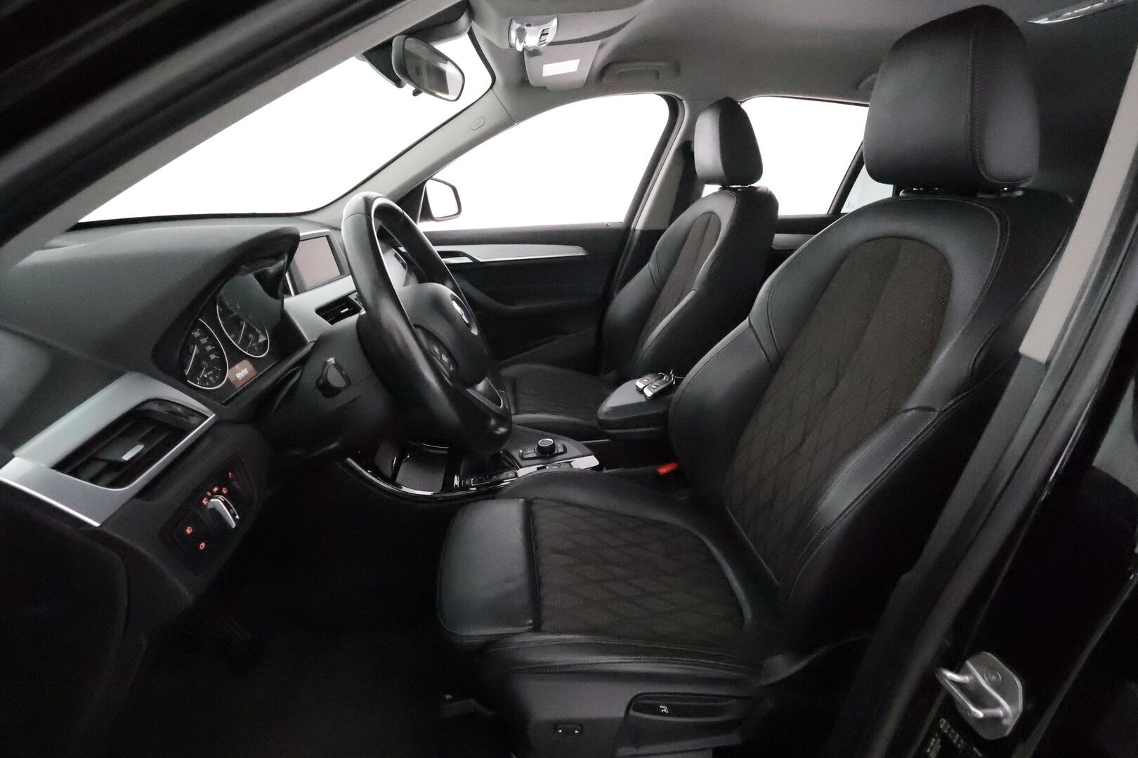 BMW X1 2016 F48 xDrive18d A Business xLine *Sporttipenkit / ComfortAccess / P.kamera / Vakkari / Lohkolämmitin / Koukku* - Suomi-auto / Kahdet renkaat aluvanteilla