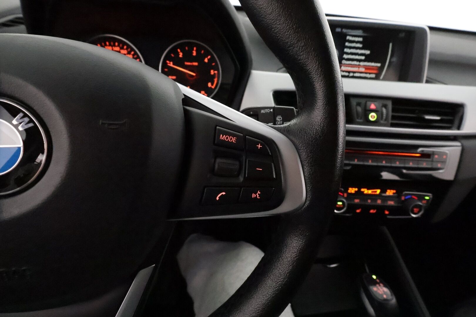 BMW X1 2016 F48 xDrive18d A Business xLine *Sporttipenkit / ComfortAccess / P.kamera / Vakkari / Lohkolämmitin / Koukku* - Suomi-auto / Kahdet renkaat aluvanteilla