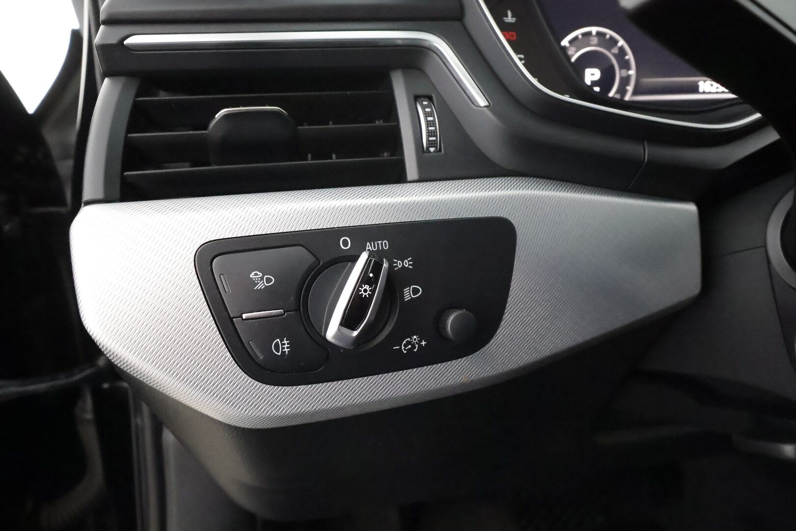 Audi A4 2016 Sedan First Edition Business Sport 2,0 TDI 140 kW quattro S tronic * Webasto / Digimittaristo / Koukku / Sporttinahat * - Suomi-auto 