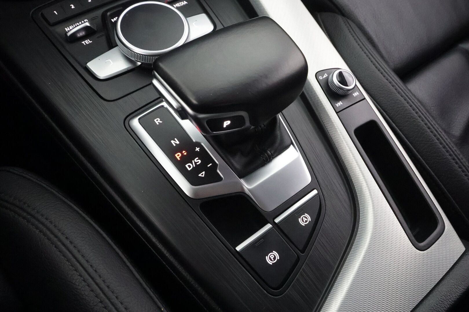 Audi A4 2016 Sedan First Edition Business Sport 2,0 TDI 140 kW quattro S tronic * Webasto / Digimittaristo / Koukku / Sporttinahat * - Suomi-auto 