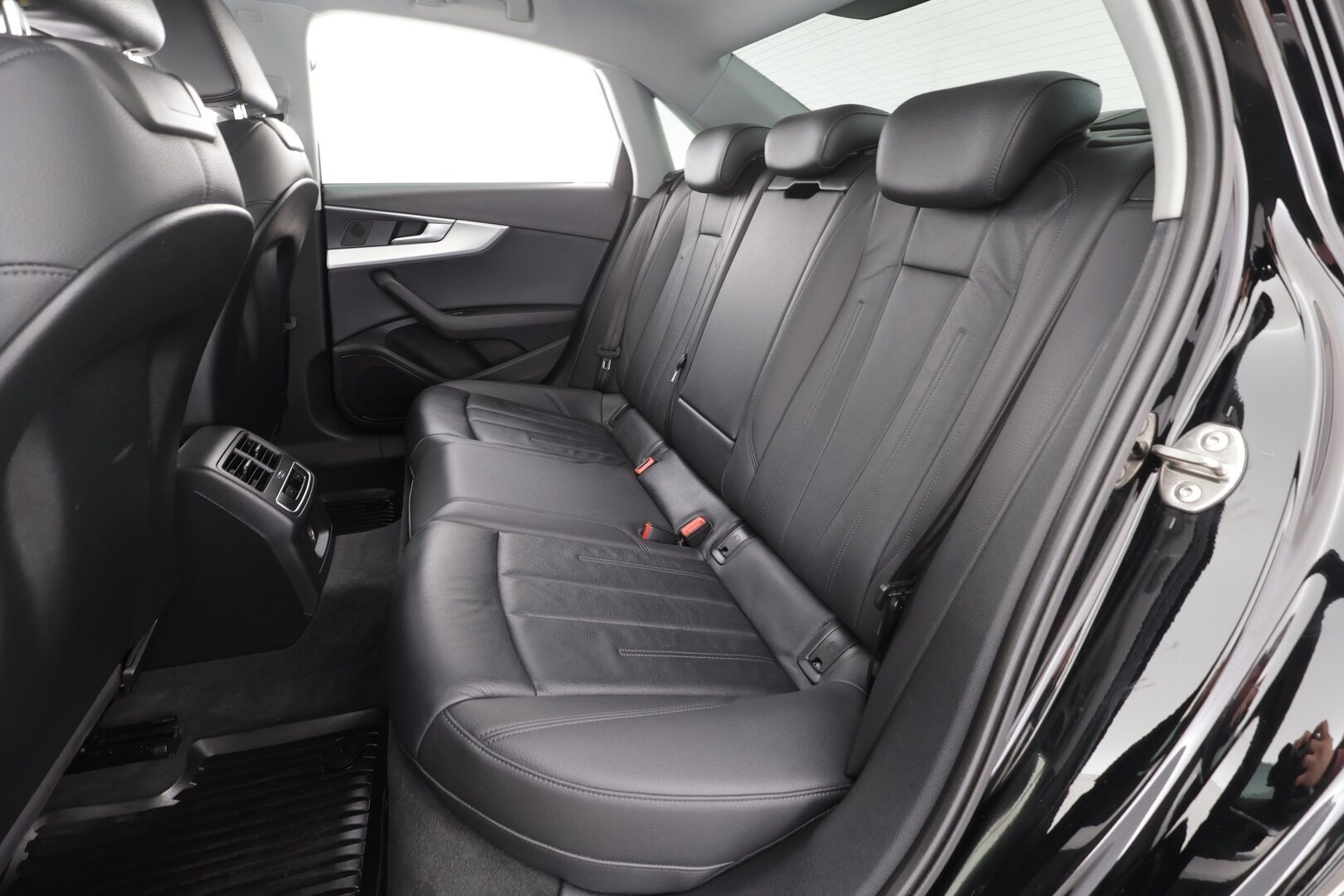 Audi A4 2016 Sedan First Edition Business Sport 2,0 TDI 140 kW quattro S tronic * Webasto / Koukku / Navi / Sporttinahat * - Suomi-auto 