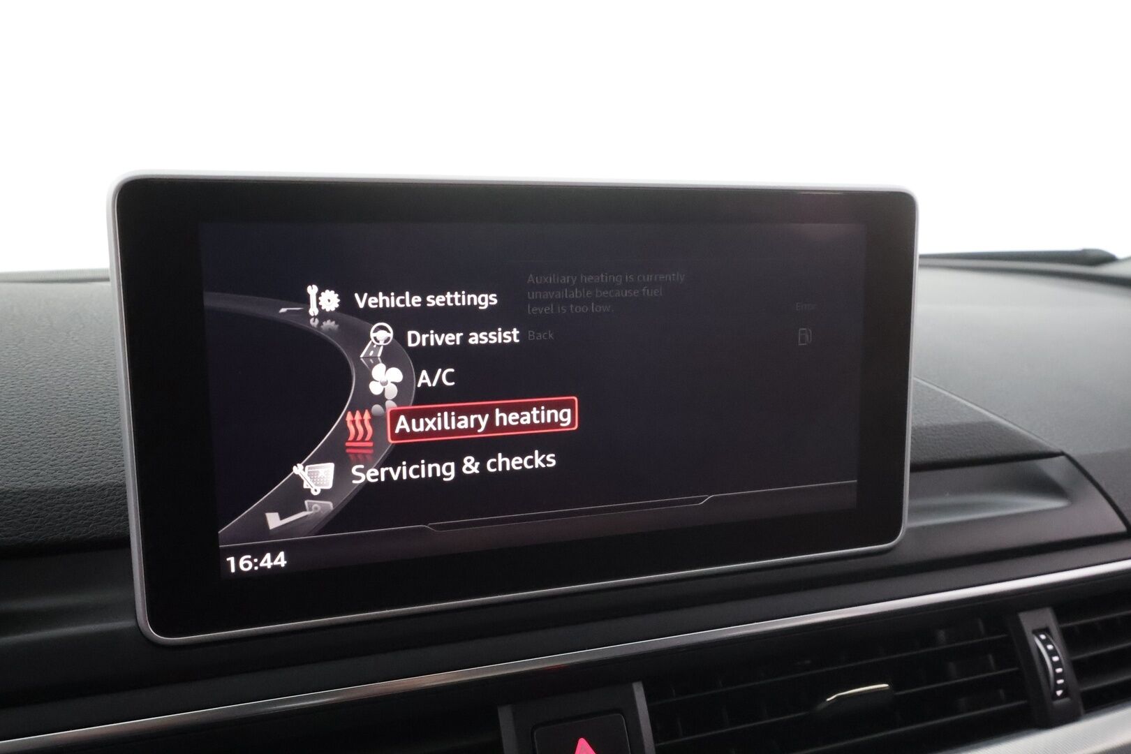 Audi A4 2016 Sedan First Edition Business Sport 2,0 TDI 140 kW quattro S tronic * Webasto / Koukku / Navi / Sporttinahat * - Suomi-auto 