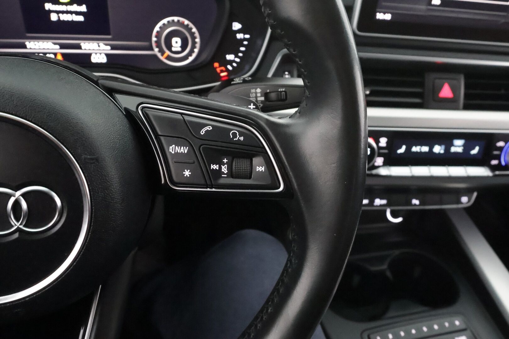 Audi A4 2016 Sedan First Edition Business Sport 2,0 TDI 140 kW quattro S tronic * Webasto / Koukku / Navi / Sporttinahat * - Suomi-auto 